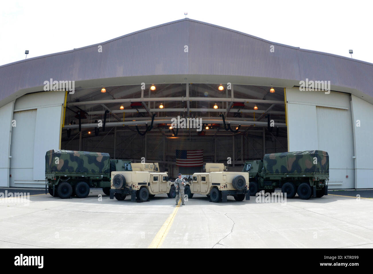 Mitglied der 105 Airlift Wing Base Defense Squadron wacht während einer Zeremonie anlässlich der 105 Airlift Wing, Stewart Air National Guard Base, Newburgh, NY Am 4. Juni 2016 Für die Tech Sgt. Lemm und Staff Sgt. Bonacasa, die in der Tätigkeit am 21. Dezember 2015, als sich ein Selbstmordattentäter auf einem explosiven-beladenen Motorrad ihre Patrouille angegriffen außerhalb Bagram Air Base (USA getötet wurden. Air National Guard Foto von Master Sgt. Sara Pastorello/Freigegeben) Stockfoto