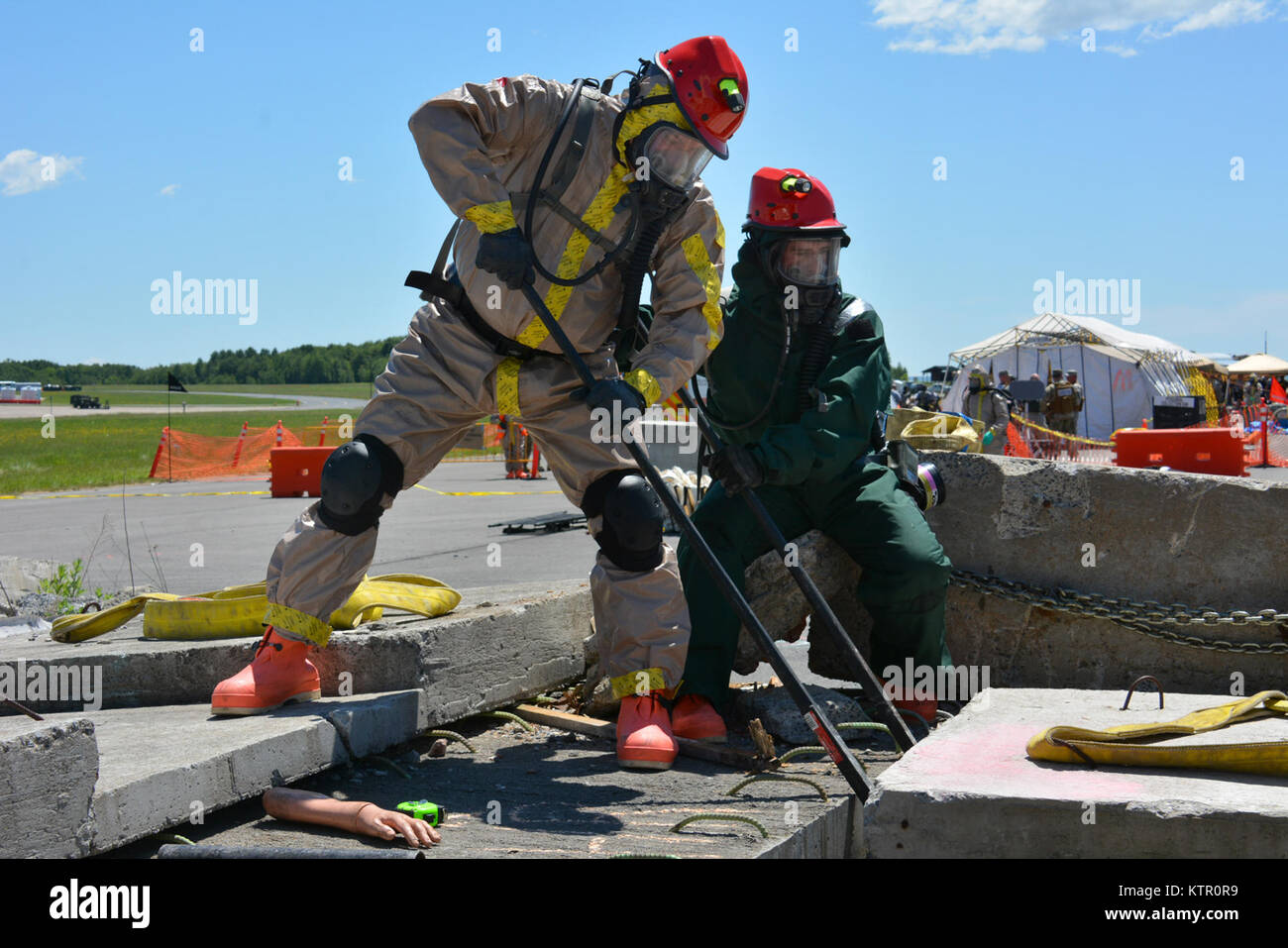 Corato, New York - New York National Guard Truppen der Region II Heimat Response Force (HRF) Praxis bewegen Betonplatten während ihrer Ausbildung und Validierung im Staat New York Preparedness Center hier am 17. Juni 2016. Eine regionale Katastrophe - Response Force der National Guard Soldaten und Piloten, die hrf ihre Bereitschaft, durch den erfolgreichen Abschluss der einwöchigen Übung mit Verteidigungsministerium Experten und Beobachter hier zertifiziert. Die hrf ist eines von zehn durch das Verteidigungsministerium gegründet als Chemische, biologische, radiologische, nukleare, und Explosive (CBRN) Con zu dienen Stockfoto