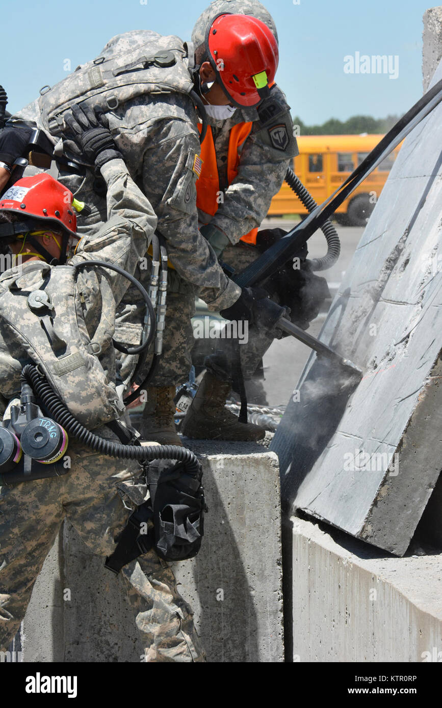 Corato, New York - New York National Guard Truppen der Region II Heimat Response Force (HRF) gegen eine Betonwand mit einem Presslufthammer während ihrer Ausbildung und Validierung im Staat New York Preparedness Center hier am 17. Juni 2016. Eine regionale Katastrophe - Response Force der National Guard Soldaten und Piloten, die hrf ihre Bereitschaft, durch den erfolgreichen Abschluss der einwöchigen Übung mit Verteidigungsministerium Experten und Beobachter hier zertifiziert. Die hrf ist eines von zehn durch das Verteidigungsministerium gegründet als Chemische, biologische, radiologische, nukleare, und Explosive zu dienen Stockfoto