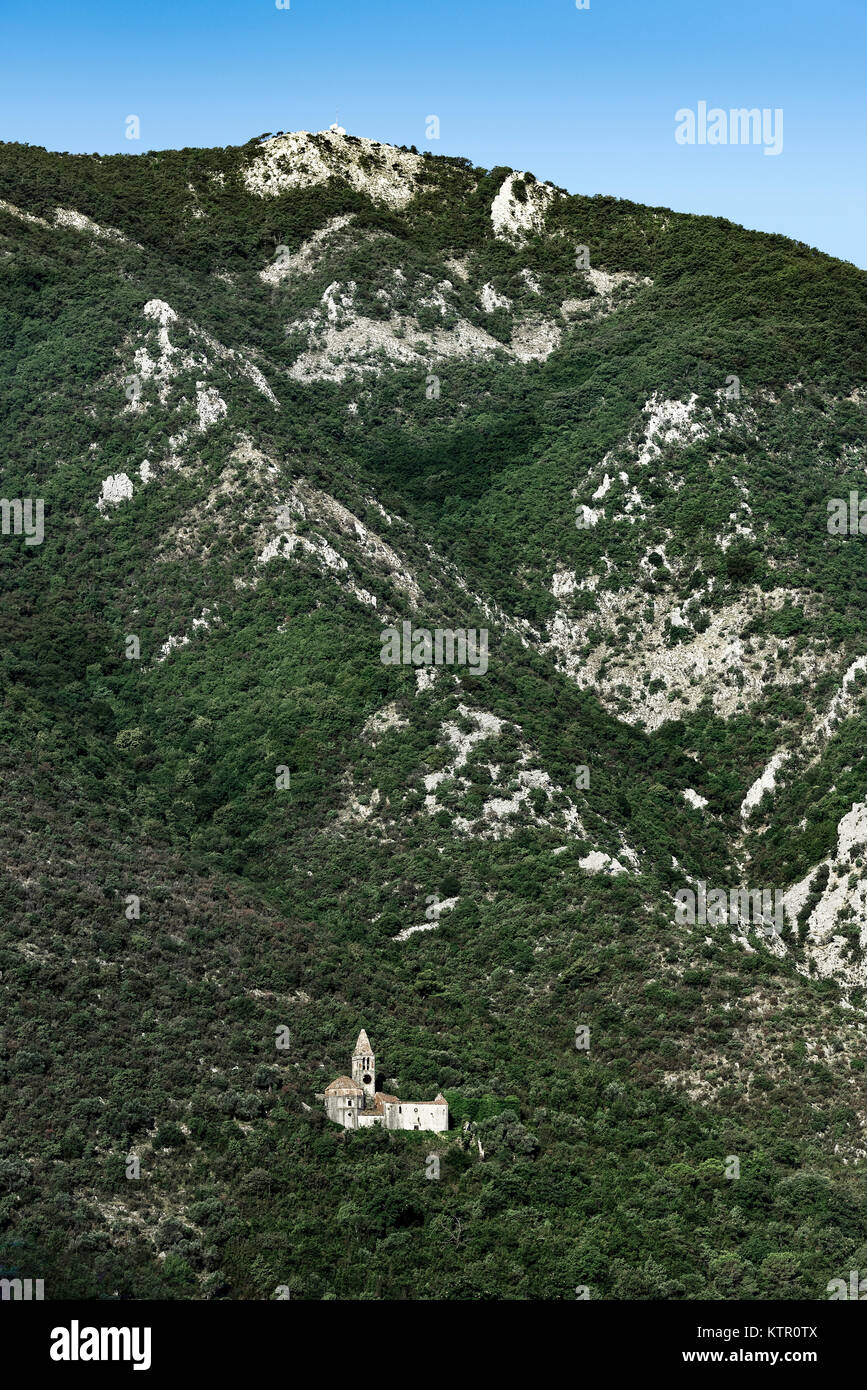 Alte Kirche auf einem entfernten Berg Ruine, Bucht von Kotor, Montenegro. Stockfoto