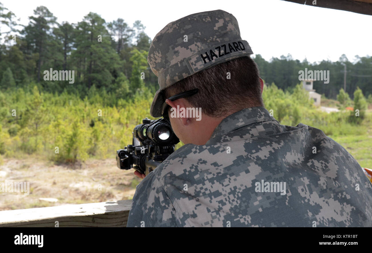 Pfc. Daniel Hazzard, ein Radfahrzeug Mechaniker von Firma E der New York Army National Guard, 427Th Brigade Support Battalion sieht durch seinen Umfang während der Durchführung der Sicherheit bei Vorwärts Operating Base Warror in Fort Polk, Louisiana Mehr als 3.000 New York Army National Guard Soldaten in Fort Polk, Louisiana für eine dreiwöchige Übung in der Armee Joint Readiness Training Center, Juli 9-30, 2016 bereitgestellt. Stockfoto