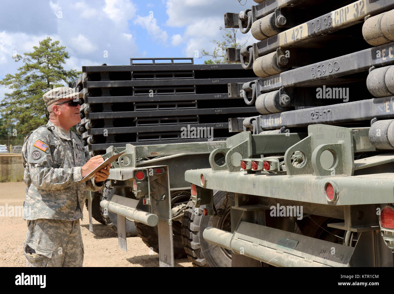 New York Army National Guard Sgt. 1. Klasse Steven Mellott, die Lkw-master Co. A zugewiesen, 427Th Brigade Support Battalion, Scotia, NEW YORK, ist die Durchführung einer Inventur der Eisenbahnsysteme in der zentralen Wareneingang und Versand Point oder Crsp, in Fort Polk, Louisiana, Donnerstag, 14. Juli entfernt. Mehr als 3.000 der New York Army National Guard Soldaten eingesetzt in Fort Polk, Louisiana, für einen 3-wöchigen Übung in der Armee Joint Readiness Training Center, July 9-30, 2016. U.S. Army National Guard Foto vom Kapitän Amy Hanna. Stockfoto