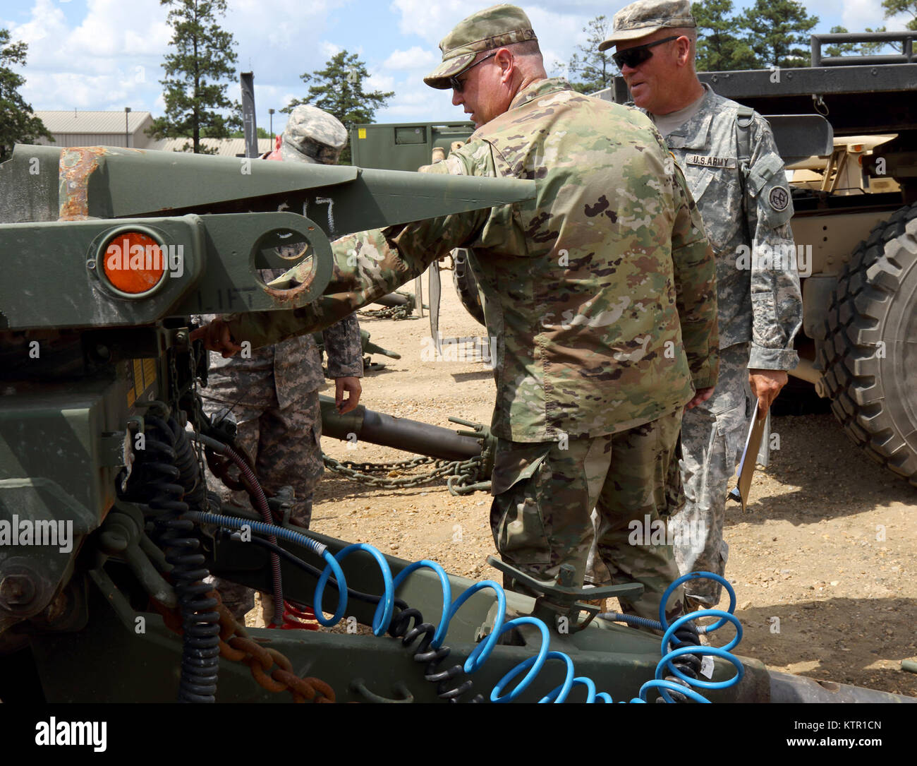 New York Army National Guard Chief Warrant Officer Michael Keller, ein Mobilität Warrant Officer in die Zentrale Co. zugewiesen, 27 Infantry Brigade Combat Team, Syracuse, N.Y., zeigt Sgt. 1. Klasse Steven Mellott, die Lkw-master Co. A zugewiesen, 427Th Brigade Support Battalion, Scotia, NEW YORK, dem stossfänger Nummer mit einem Load Handling System Anhänger während der Bestandsaufnahme der Geräte in Fort Polk, Louisiana, Donnerstag, 14 Juli. Mehr als 3.000 der New York Army National Guard Soldaten eingesetzt in Fort Polk, Louisiana, für einen 3-wöchigen Übung in der Armee Joint Readiness Training Center, July 9-30, 2016. Us-Armee Stockfoto