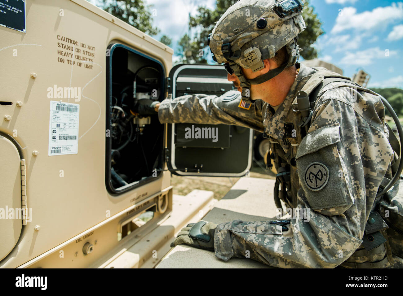 Us-Armee Sgt. Adam Lamm, ein Generator Mechaniker Echo Firma zugewiesen, 427Th Brigade Support Bataillons, New York Army National Guard, arbeitet an einem Generator am Joint Readiness Training Center, Ft. Polk, La., 26. Juli 2016. Rund 3000 Soldaten aus New York mit 2.000 anderen Staat Army National Guard Einheiten, aktive Armee und der Armee finden Truppen als Teil der 27 Infantry Brigade Combat Team task force. Die Soldaten sind ihre Fähigkeiten und üben die Integration von Kampfhandlungen die von Infanterie Truppen engagieren in den Nahkampf mit einem Feind zu Artillerie und Luftangriffe, Stockfoto