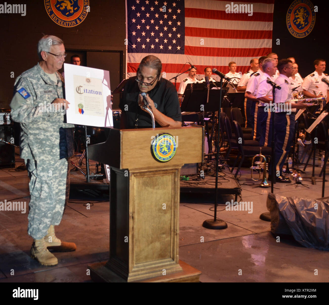 Der New York Army National Guard 42th Infantry Division Band spielte ein kostenloses Konzert am Eisenhower Park, Nassau County am Abend des 10. August 2016. New York Schutz Commander Stephen A. Bucaria, Brigadegeneral und NYS Supreme Court Richter war mit einem Zitat von Deputy Commissioner der Parks Frank Camerlengo im Namen von Nassau County Executive Edward Mangano vorgestellt. Die Citation anerkannt BG Bucaria's Service zu den New York Guard und seinen bevorstehenden Ruhestand als der New York Schutz Commander. Band Mitglieder der berühmten "Rainbow Division "42Nd Infantry erscheinen in Communi Stockfoto