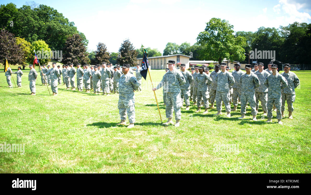 Camp Smith Training Website, Cortlandt Manor, NY-Am 20. August 2016 der New York Schutz ihrer Woche lange jährliche Training mit Abschlussfeier für die Soldaten, die ihr IET (erster Eintrag) Kurs, Basic Offiziere Kurs, Advanced MER (militärische Emergency Radio Network) Kommunikation Kurs und Verwirrung Kurs abgeschlossen abgeschlossen. Nach Erhalt ihrer Fertigstellung Zertifizierungen, über 350 Soldaten aus der New York Schutz in einem Pass und Überprüfung Parade für die Gastredner teilgenommen haben, die New York Streitkräfte stellvertretender Adjutant General Brigadier General Raymond Sh Stockfoto