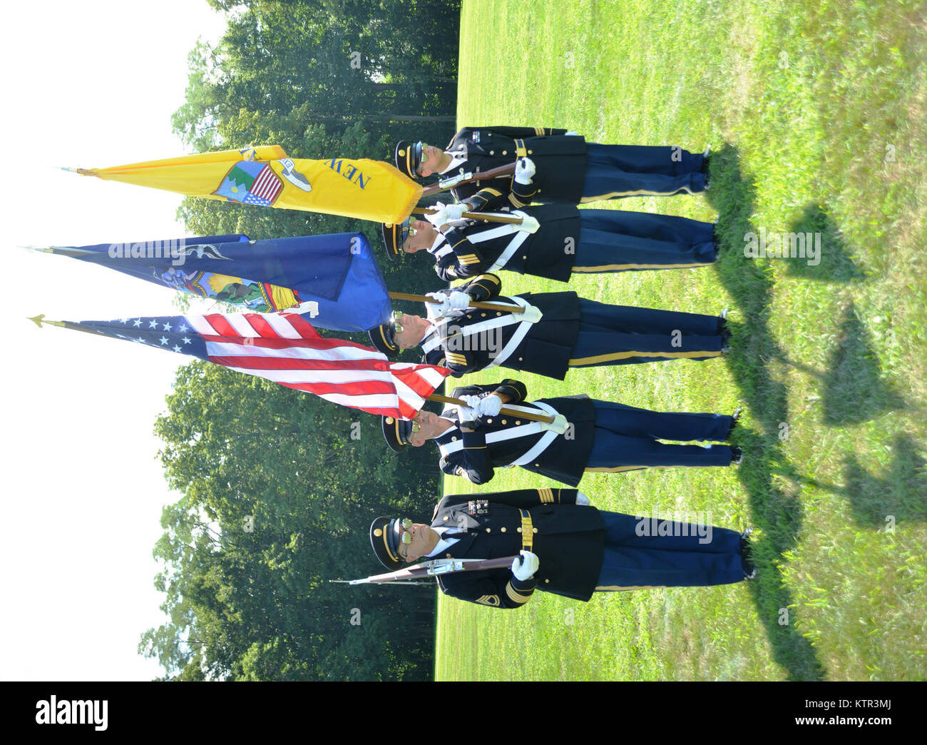 Camp Smith Training Website, Cortlandt Manor, NY-Am 20. August 2016 der New York Schutz ihrer Woche lange jährliche Training mit Abschlussfeier für die Soldaten, die ihr IET (erster Eintrag) Kurs, Basic Offiziere Kurs, Advanced MER (militärische Emergency Radio Network) Kommunikation Kurs und Verwirrung Kurs abgeschlossen abgeschlossen. Nach Erhalt ihrer Fertigstellung Zertifizierungen, über 350 Soldaten aus der New York Schutz in einem Pass und Überprüfung Parade für die Gastredner teilgenommen haben, die New York Streitkräfte stellvertretender Adjutant General Brigadier General Raymond Sh Stockfoto