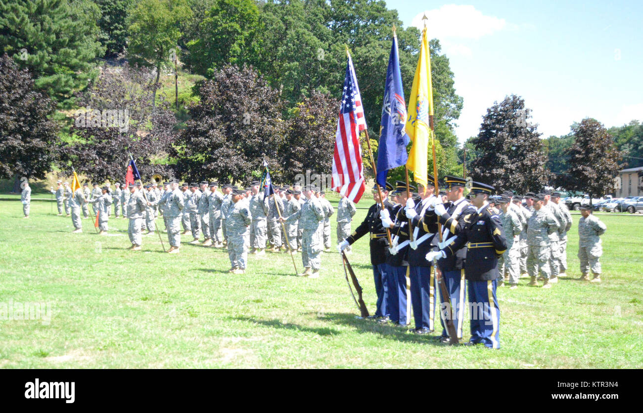 Camp Smith Training Website, Cortlandt Manor, NY-Am 20. August 2016 der New York Schutz ihrer Woche lange jährliche Training mit Abschlussfeier für die Soldaten, die ihr IET (erster Eintrag) Kurs, Basic Offiziere Kurs, Advanced MER (militärische Emergency Radio Network) Kommunikation Kurs und Verwirrung Kurs abgeschlossen abgeschlossen. Nach Erhalt ihrer Fertigstellung Zertifizierungen, über 350 Soldaten aus der New York Schutz in einem Pass und Überprüfung Parade für die Gastredner teilgenommen haben, die New York Streitkräfte stellvertretender Adjutant General Brigadier General Raymond Sh Stockfoto