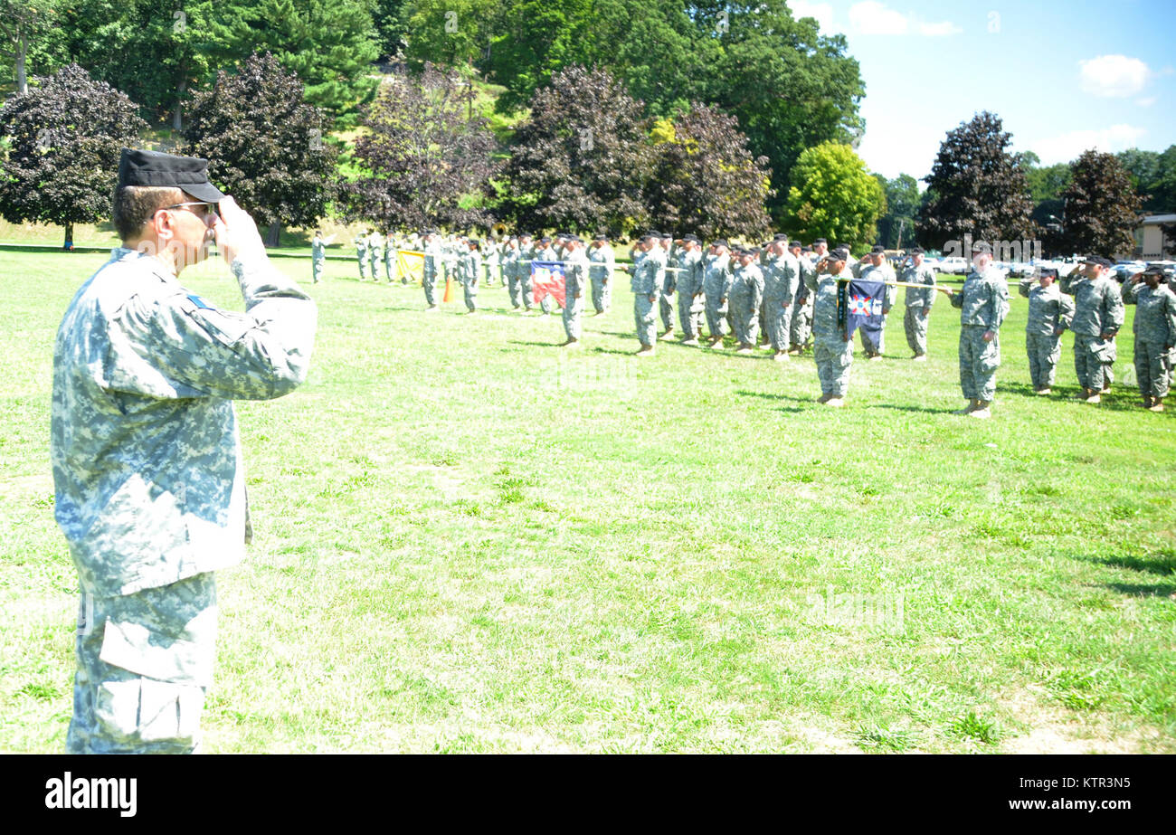 Camp Smith Training Website, Cortlandt Manor, NY-Am 20. August 2016 der New York Schutz ihrer Woche lange jährliche Training mit Abschlussfeier für die Soldaten, die ihr IET (erster Eintrag) Kurs, Basic Offiziere Kurs, Advanced MER (militärische Emergency Radio Network) Kommunikation Kurs und Verwirrung Kurs abgeschlossen abgeschlossen. Nach Erhalt ihrer Fertigstellung Zertifizierungen, über 350 Soldaten aus der New York Schutz in einem Pass und Überprüfung Parade für die Gastredner teilgenommen haben, die New York Streitkräfte stellvertretender Adjutant General Brigadier General Raymond Sh Stockfoto