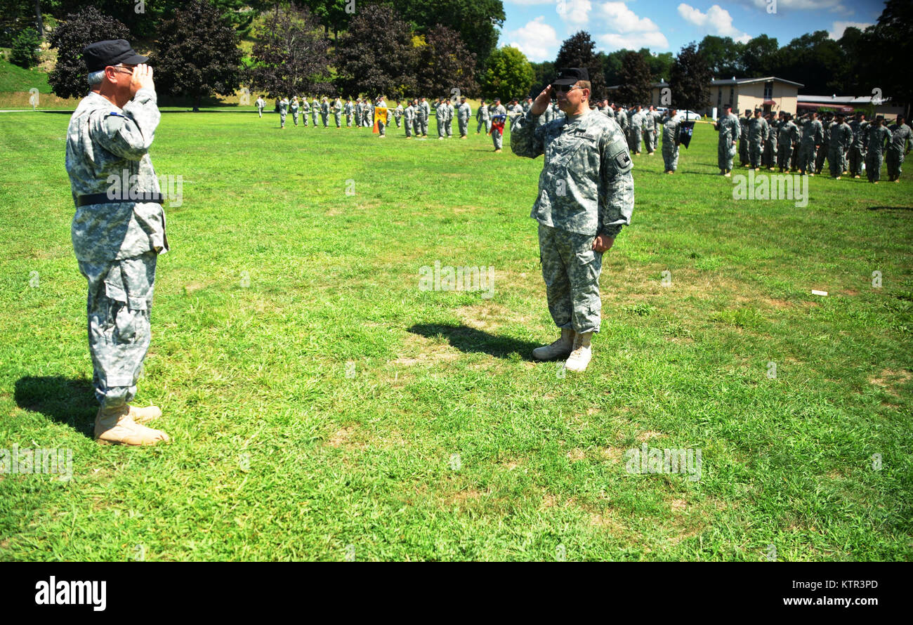 Camp Smith Training Website, Cortlandt Manor, NY-Am 20. August 2016 der New York Schutz ihrer Woche lange jährliche Training mit Abschlussfeier für die Soldaten, die ihr IET (erster Eintrag) Kurs, Basic Offiziere Kurs, Advanced MER (militärische Emergency Radio Network) Kommunikation Kurs und Verwirrung Kurs abgeschlossen abgeschlossen. Nach Erhalt ihrer Fertigstellung Zertifizierungen, über 350 Soldaten aus der New York Schutz in einem Pass und Überprüfung Parade für die Gastredner teilgenommen haben, die New York Streitkräfte stellvertretender Adjutant General Brigadier General Raymond Sh Stockfoto