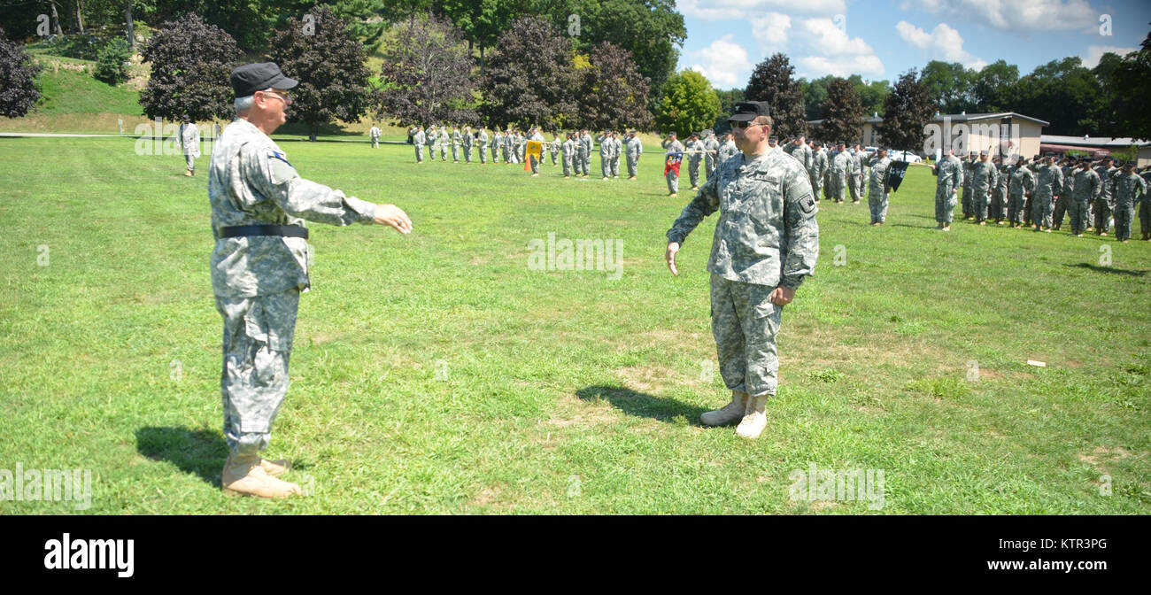 Camp Smith Training Website, Cortlandt Manor, NY-Am 20. August 2016 der New York Schutz ihrer Woche lange jährliche Training mit Abschlussfeier für die Soldaten, die ihr IET (erster Eintrag) Kurs, Basic Offiziere Kurs, Advanced MER (militärische Emergency Radio Network) Kommunikation Kurs und Verwirrung Kurs abgeschlossen abgeschlossen. Nach Erhalt ihrer Fertigstellung Zertifizierungen, über 350 Soldaten aus der New York Schutz in einem Pass und Überprüfung Parade für die Gastredner teilgenommen haben, die New York Streitkräfte stellvertretender Adjutant General Brigadier General Raymond Sh Stockfoto