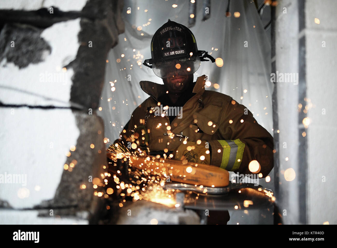 WESTHAMPTON BEACH, NY-Staff Sergeant Daniel Glenn, ein Feuerwehrmann mit der 106 Rettung Flügel, betreibt eine angetriebene Säge, um durch eine verstärkte cinder Block Wand bei FS Gabreski ANG am 25. August 2016 zu schneiden. (US Air National Guard/Staff Sergeant Christopher S. Muncy/freigegeben) Stockfoto