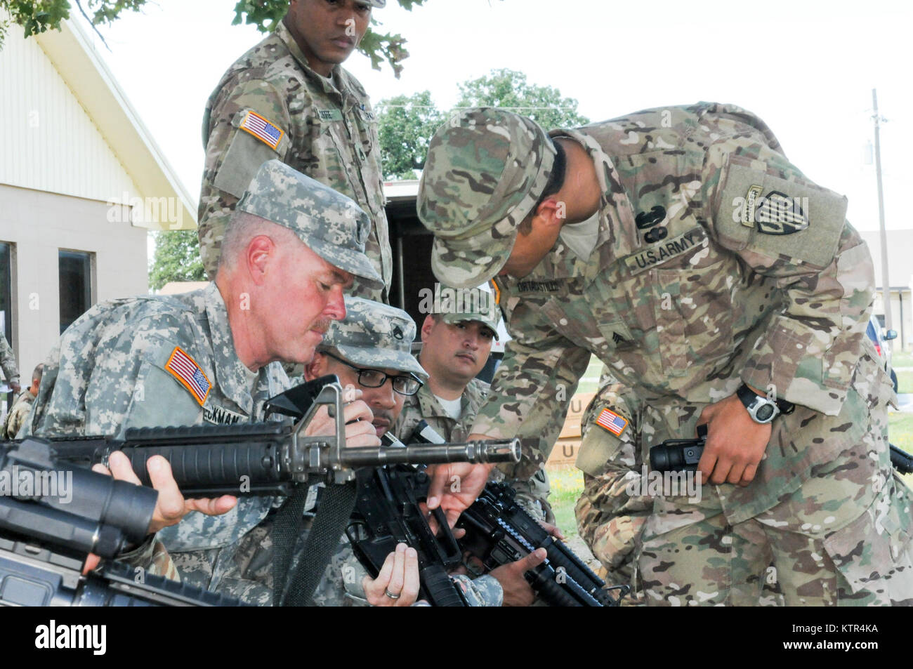 U.S. Army National Guard Personal täglichen Pflichten und Leben. Arbeit, Ausbildung, Hilfe, Unterstützung, Menschen-, Event-, Lehren und Lernen. Soldaten, Matrosen, Flieger, Militär, Soldaten, Service, Pflicht. Stockfoto