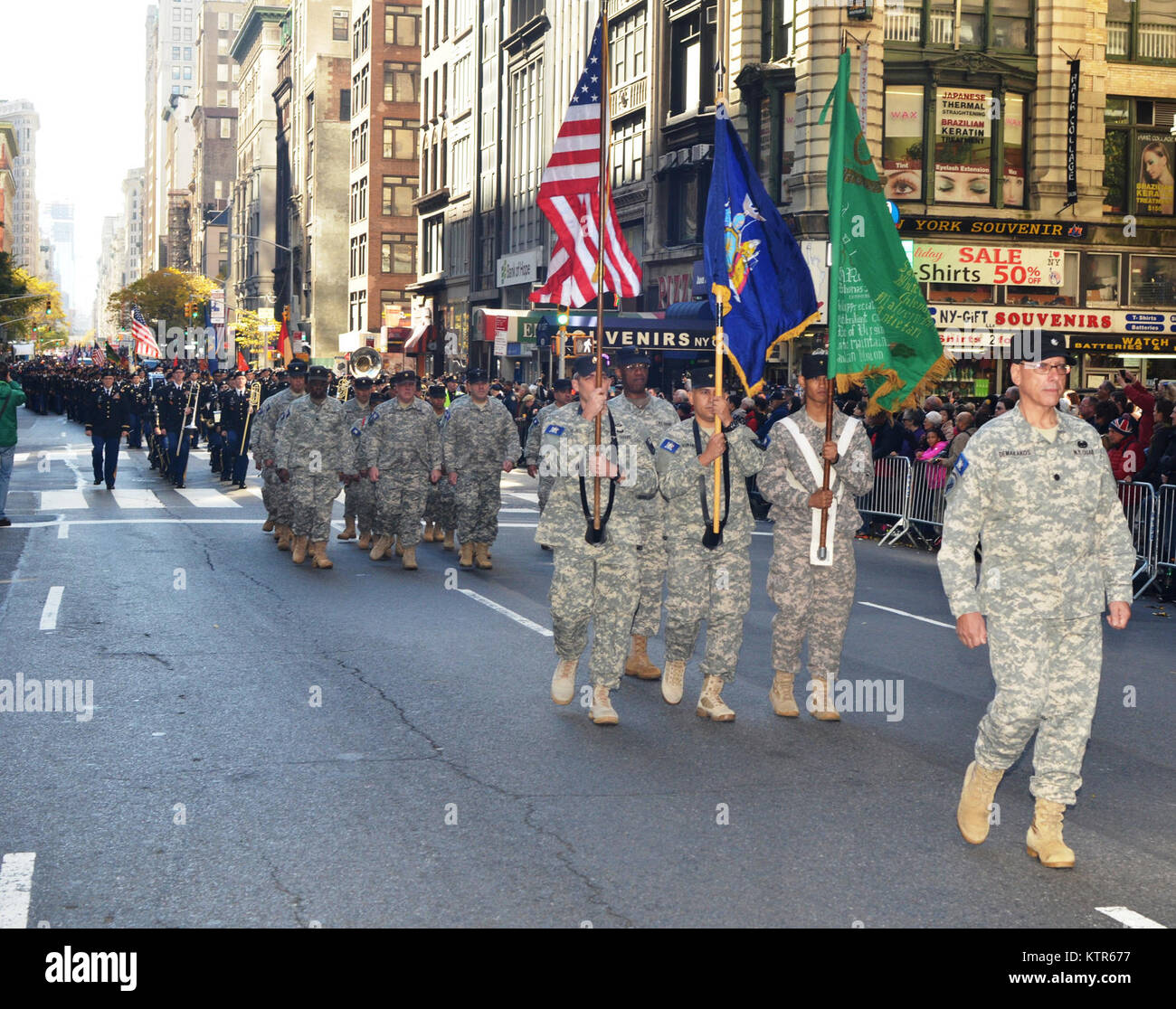 Am 11. November 2015 Soldaten aus der New York Schutz 88th Brigade gegründet aus NEW YORK CITY und Long Island, März Im jährlichen New York City America Veterans Day Parade. Der New York Schutz ist ein Zustand Volunteer Force, die Dateiverwaltung und die New York National Guard unterstützt mit Manpower und Fähigkeiten. New York Schutz Mitglieder sind ein freiwilliger, unbezahlter Kraft, die unter der Leitung des Gouverneurs dient. Der New York Schutz unterstützt die National Guard in Planung, Schulung für- und des Vollstreckungsstaats Emergency Support und Disaster Missionen, rechtliche und medizinische vor - Unterstützung bei der Bereitstellung bis hin zu den Natio bieten Stockfoto