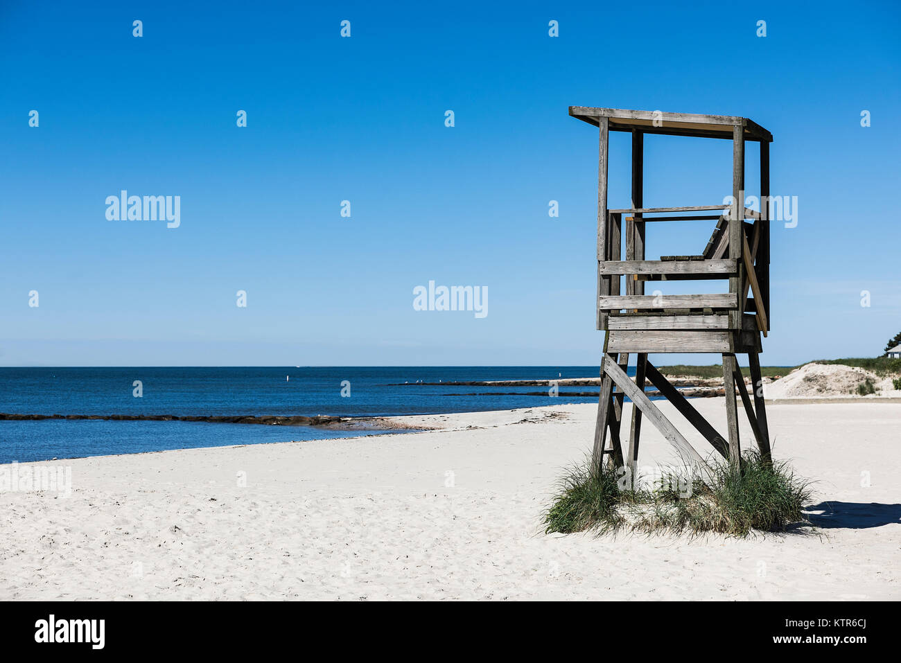 Rustikale Rettungsschwimmer stehen mit Blick auf den Ozean am Roten Fluss Strand. Harwich, Cape Cod, Massachusetts, USA. Stockfoto