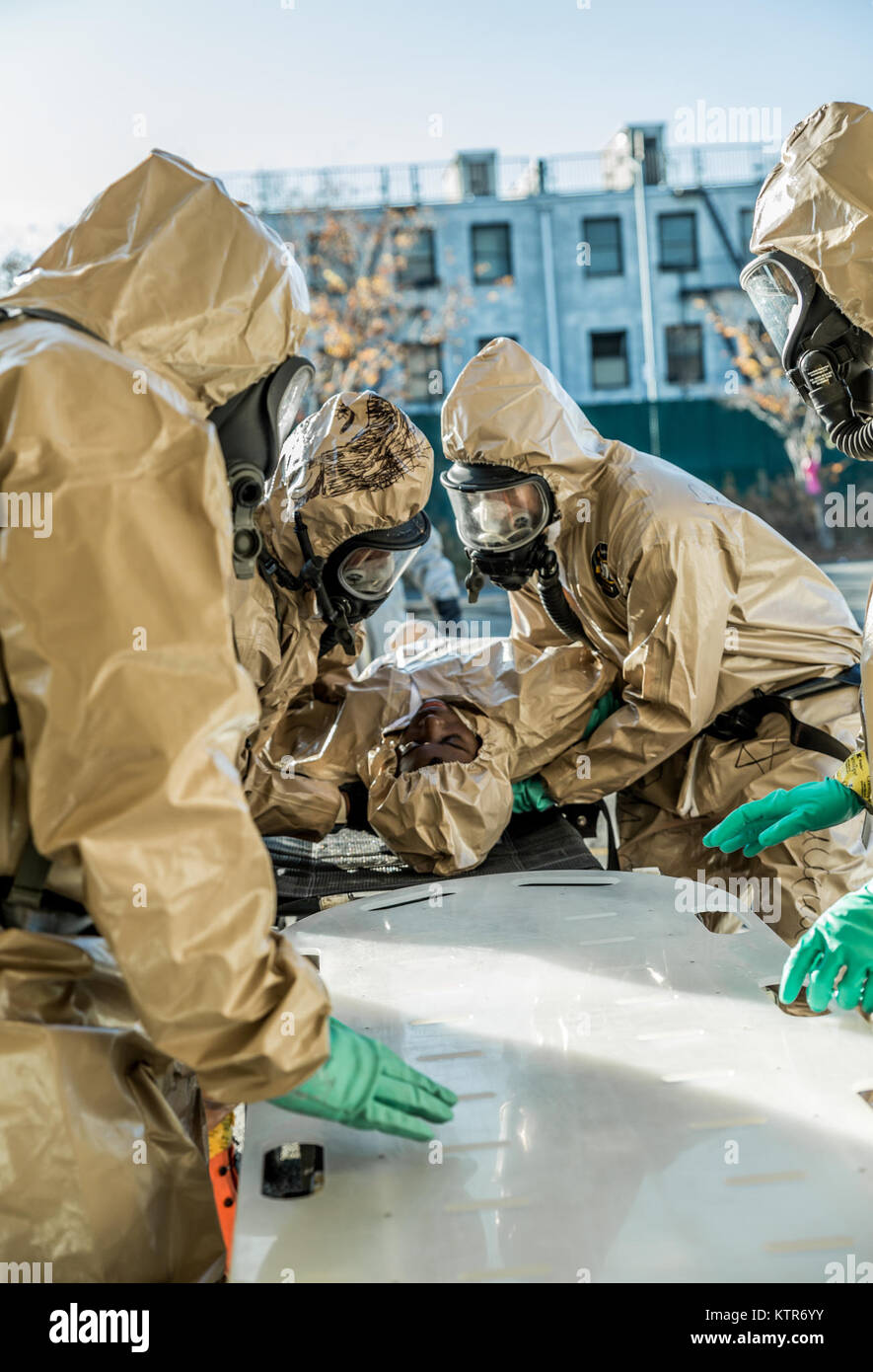 Soldaten in die 222Nd Chemical Company, New York Army National Guard, und Offiziere mit COBRA der New Yorker Polizei (chemische, biologische und radiologische Bewusstsein) Training Unit eine Übung führen Sie die Simulation eines städtischen chemischen Angriff bei rodman's Hals taktische Dorf, Bronx, New York, November 19, 2016 zugeordnet. Der New York Army National Guard Soldaten und Offiziere mit der COBRA training Einheit, in der die Übung Techniken und Verfahren zu teilen, sowie ihre Bereitschaft, im Falle einer Naturkatastrophe oder Terroranschlag zu verbessern. (U.S. Army National Guard Foto von Sgt. Harley Stockfoto