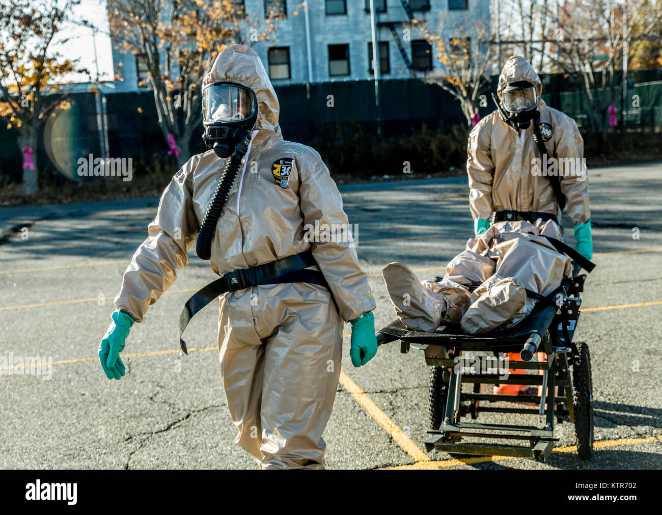 Soldaten in die 222Nd Chemical Company, New York Army National Guard, und Offiziere mit COBRA der New Yorker Polizei (chemische, biologische und radiologische Bewusstsein) Training Unit eine Übung führen Sie die Simulation eines städtischen chemischen Angriff bei rodman's Hals taktische Dorf, Bronx, New York, November 19, 2016 zugeordnet. Der New York Army National Guard Soldaten und Offiziere mit der COBRA training Einheit, in der die Übung Techniken und Verfahren zu teilen, sowie ihre Bereitschaft, im Falle einer Naturkatastrophe oder Terroranschlag zu verbessern. (U.S. Army National Guard Foto von Sgt. Harley Stockfoto