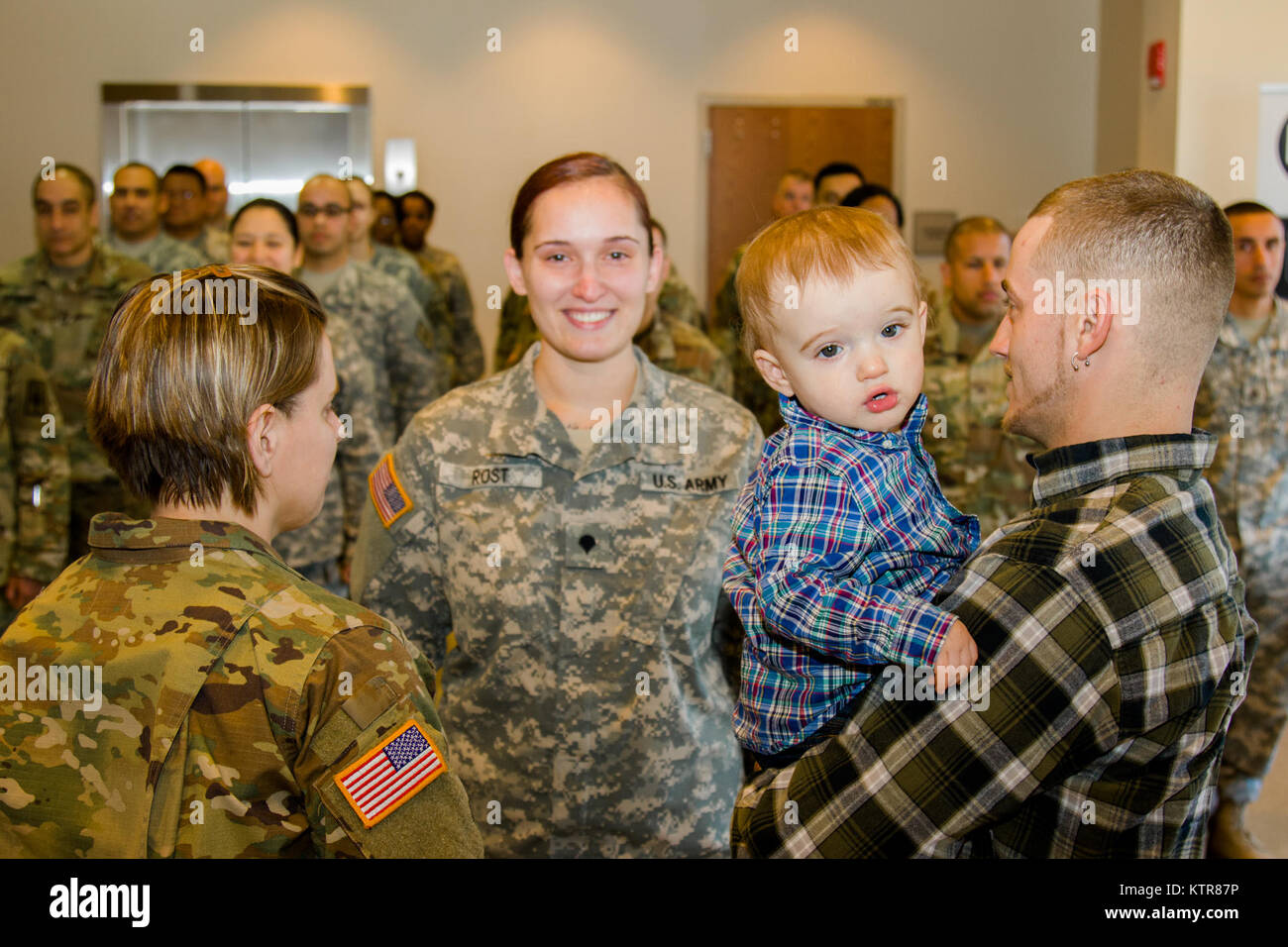 Spc. Kayla Rost ist am Lager Smith, N.Y., Dez. 4, 2016 gefördert. (U.S. Army National Guard Foto von SPC. Jonathan Pietrantoni) Stockfoto