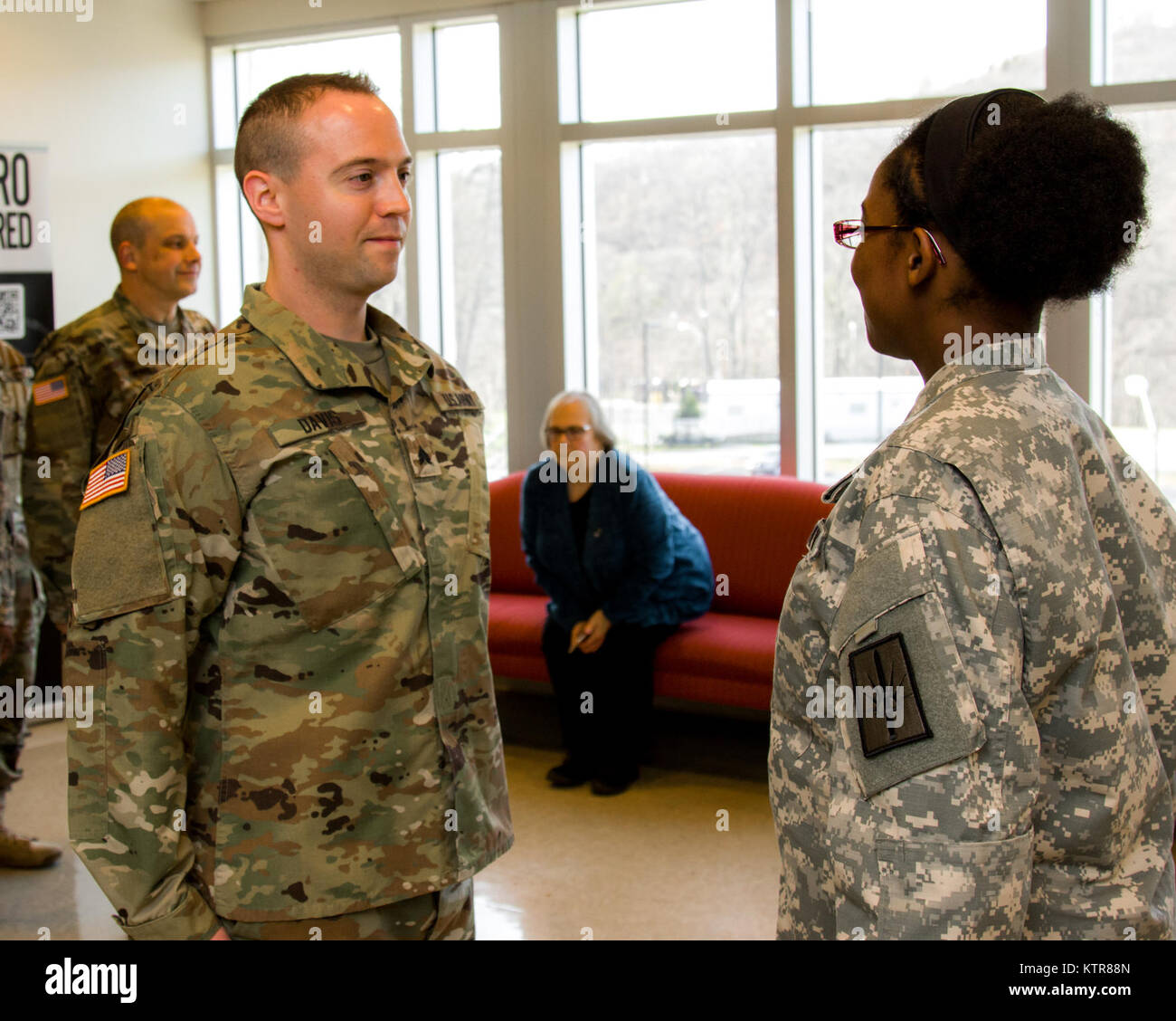 Staff Sgt. Michael Davis, 138 Öffentliche Angelegenheiten Distanz, ist am Lager Smith, N.Y., Dez. 4, 2016 gefördert. (U.S. Army National Guard Foto von Sgt. Harley Jelis) Stockfoto