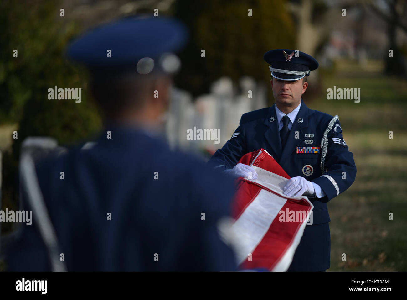 QUEENS, NY - Älterer Flieger Corey Smith und Dominic Surinaga eine Flagge falten Zeremonie auf der Beerdigung durchführen für Master Sgt. Timotyh David Ryan an der St. John's Cemetery in Queens, New York, am 16. Dezember 2016. Zusätzlich zu anderen zeremoniellen Aufgaben, Mitglieder der 106th Ehrengarde sind oft aufgerufen, Volle militärische Ehren für Begräbnisse Veteran's zur Verfügung zu stellen. (US Air National Guard/Staff Sgt. Christopher S. Muncy/freigegeben) Stockfoto