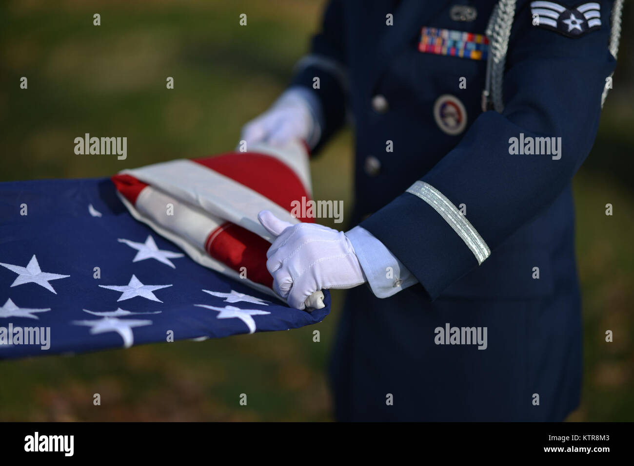 QUEENS, NY-Flieger aus der 106 Rettung Wing's Ehrengarde durchführen "Hähne" und eine Flagge falten Zeremonie an das Begräbnis für Master Sgt. Timotyh David Ryan an der St. John's Cemetery in Queens, New York, am 16. Dezember 2016. Zusätzlich zu anderen zeremoniellen Aufgaben, Mitglieder der 106th Ehrengarde sind oft aufgerufen, Volle militärische Ehren für Begräbnisse Veteran's zur Verfügung zu stellen. (US Air National Guard/Staff Sgt. Christopher S. Muncy/freigegeben) Stockfoto