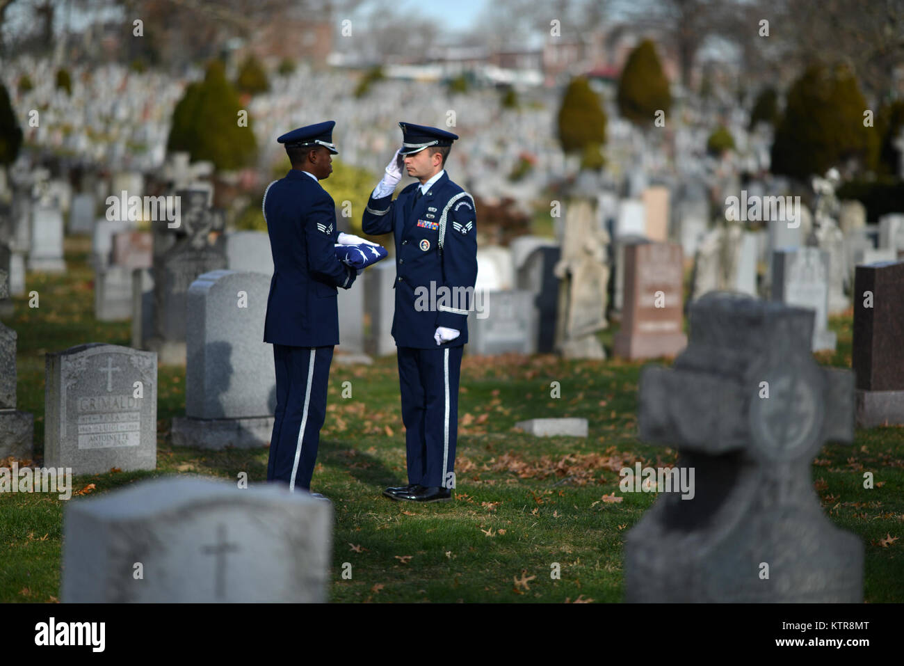 QUEENS, NY - Älterer Flieger Corey Smith und Dominic Surinaga eine Flagge falten Zeremonie auf der Beerdigung durchführen für Master Sgt. Timothy David Ryan an der St. John's Cemetery in Queens, New York, am 16. Dezember 2016. Zusätzlich zu anderen zeremoniellen Aufgaben, Mitglieder der 106th Ehrengarde sind oft aufgerufen, Volle militärische Ehren für Begräbnisse Veteran's zur Verfügung zu stellen. (US Air National Guard/Staff Sgt. Christopher S. Muncy/freigegeben) Stockfoto