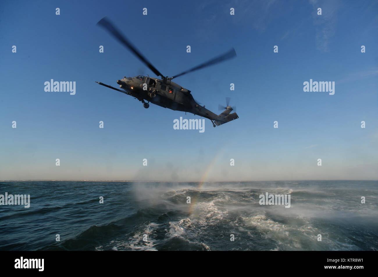 HAMPTON BAYS, NY-Flieger mit 101 Rescue Squadron und 103 Rescue Squadron Verhalten hoist Training mit United States Coastguardsmen von US Coast Guard Station Shinnecock zum 22. Dezember 2016. Während dieser Ausbildung, die Schutzengel aus der 103 RQS wurden über Hoist aus ein HH-60 Pavehawk auf das Deck des Schneidwerk abgesenkt. Danach wird das Flugzeug praktiziert Fallenlassen und Entfernen patient Würfe, vor dem Heben der Schutzengel sichern und für die Rückkehr zum Ausgangspunkt. (US Air National Guard/Staff Sergeant Christopher S. Muncy/freigegeben) Stockfoto