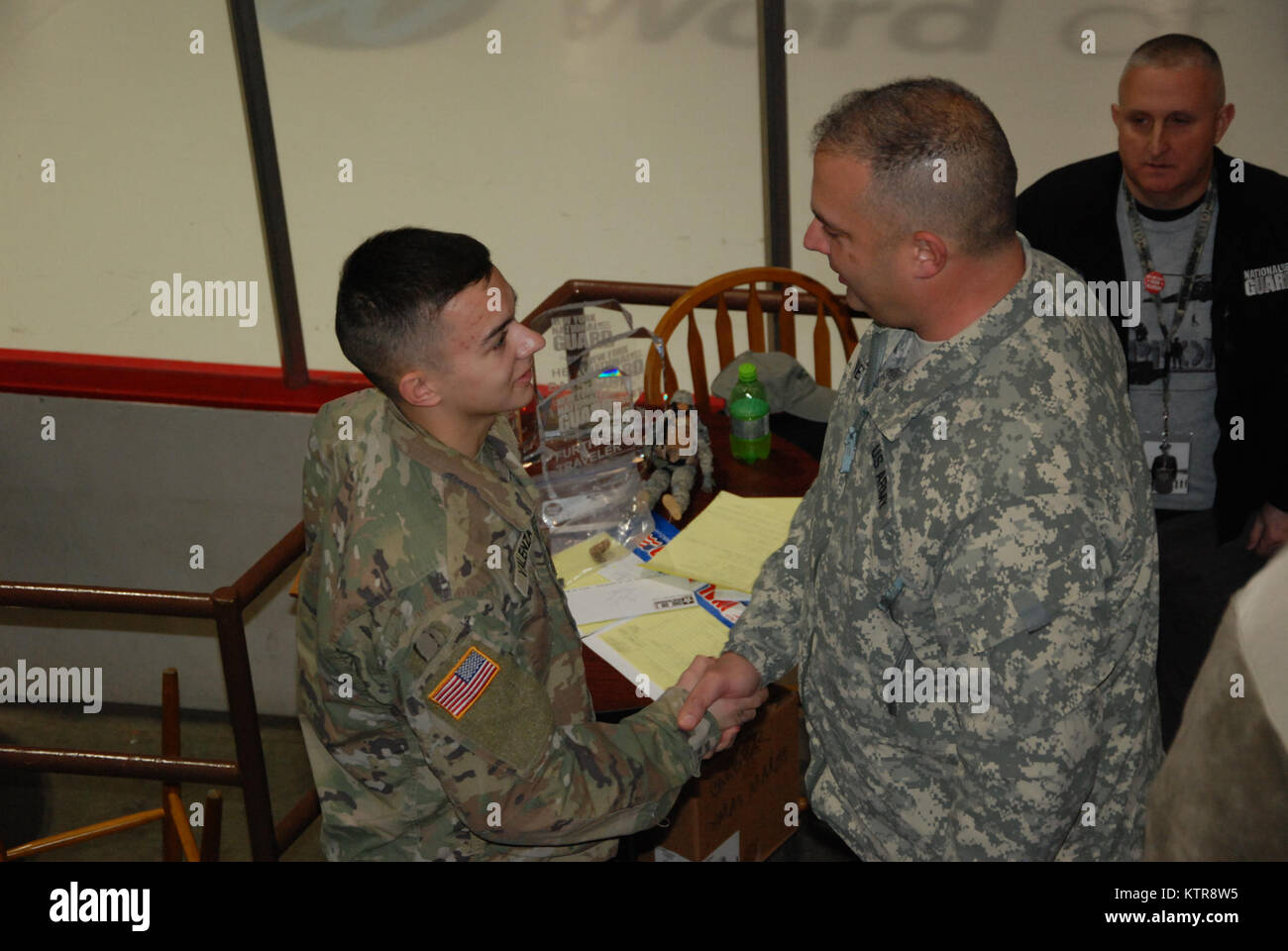 New York Army National Guard Soldaten aus der ganzen Region Upstate New York melden Sie Dutzende von militärischen Familie Mitglieder und Hunderte von Freunden und Personen mit Wohnsitz in der Gemeinschaft für die 13. jährlichen Heiligabend Straße März in Glens Falls, New York, 24. Dezember 2016. Die fast vier Kilometer Straße März ist von pensionierten Sgt organisiert. 1. Klasse Kunst Coon, einem ehemaligen New York Army National Guard Recruiter. Vor Beginn der Straße März, Coon begrüßte die Valenza Familie für die Förderung privater Andrew Valenza an Private 1. Klasse. Valenza wurde von seinem Vater, der New York Army National Guard Sgt gefördert. 1.C Stockfoto