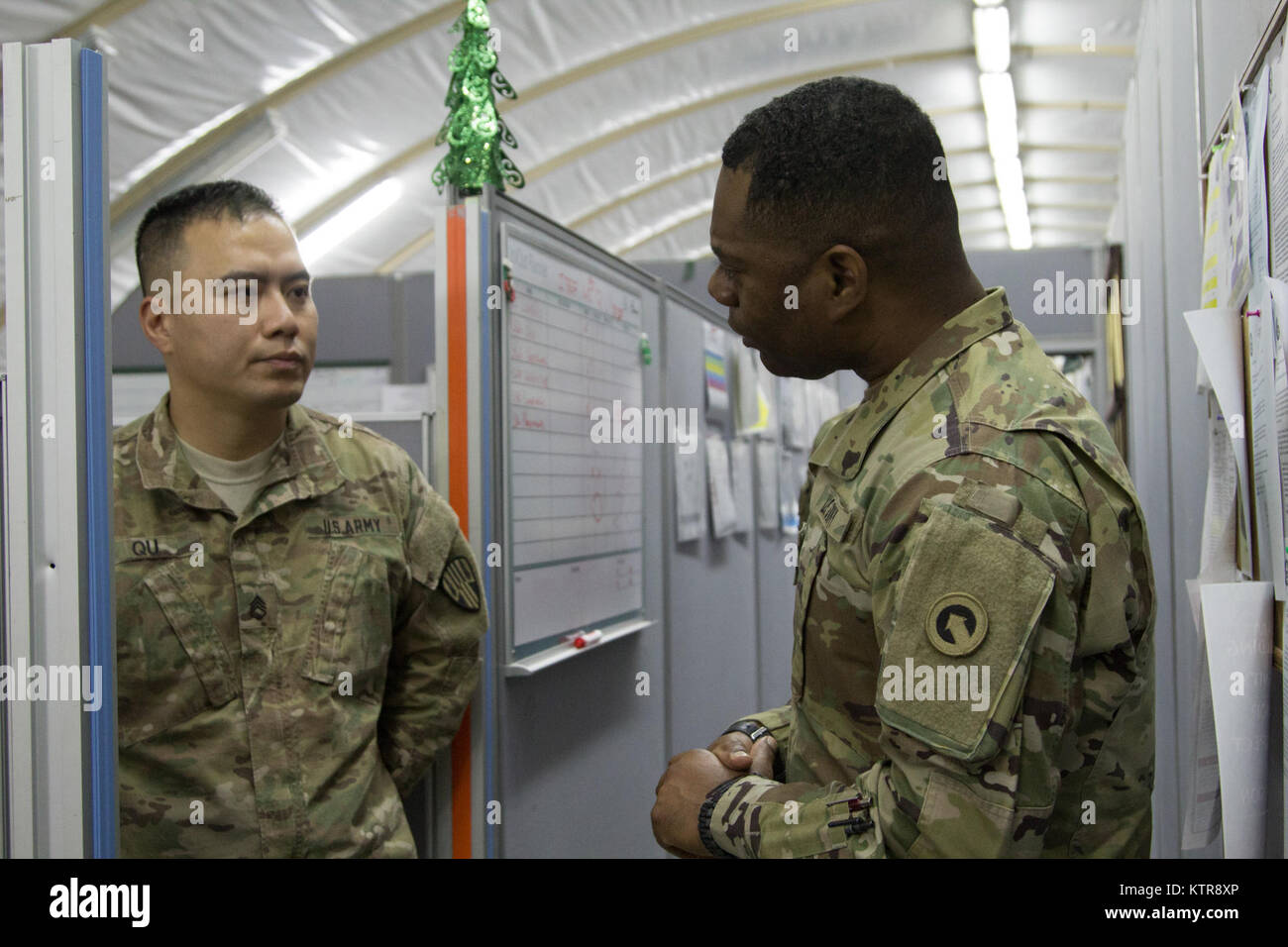 U.S. Army Command Sgt. Maj. Edward Bell, 1 Theater Sustainment Command Senior Berater angeworben, spricht mit Staff Sgt. James Qu, 369 Sustainment Brigade, die im Camp Arifjan, Kuwait, 29. Dezember 2016. Command Sgt. Maj. Bell besuchten die 369 Sustainment Brigade mit den Soldaten der Einheit zu treffen. (U.S. Armee Foto von SPC. Brixhina Hirsch) Stockfoto