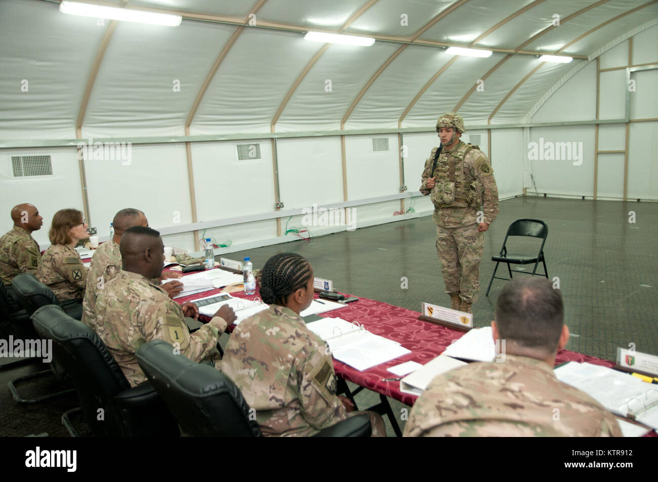 Sgt. Damian Acevedo, 369 Sustainment Brigade, Berichte an die 369 Sustainment Brigade NCO des Quartals board im Camp Arifjan, Kuwait, 4. Januar 2017. Soldaten der Brigade und seine nachgeordneten Bataillone für eine Chance auf dem 1 Theater Sustainment Command NCO des Quartals board Weiterhin konkurrierten. (U.S. Armee Foto von Sgt. Jeremy Bratt) Stockfoto