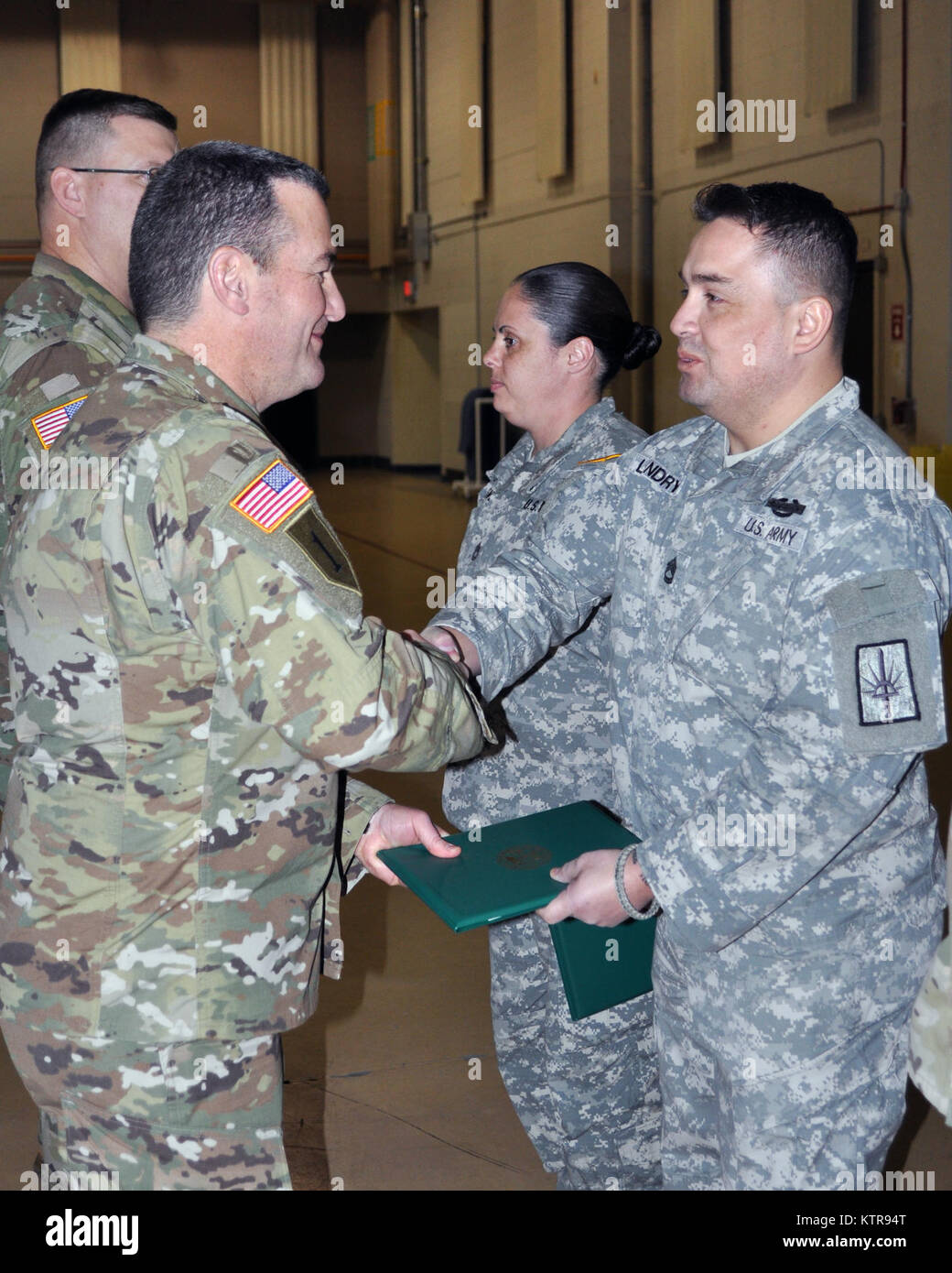 New York Army National Guard Sgt. 1. Klasse Robert Landry auf die gemeinsame Kraft Sitz erhielt Anerkennung, Jan. 7 zugeordnet, für verdienstvollen Leistung während eines Joint Readiness Training Center, an Ft. Polk, La., im Juli 2016. Landry erhielt eine Army Achievement Medal von der New York Army National Guard Oberst Dennis Deeley, die als Support Group Commander für die Ausbildung rotation Unterstützung der 27 Infantry Brigade Combat Team serviert. (U.S. Army National Guard Foto von Sgt. Große Corine Lombardo Stockfoto