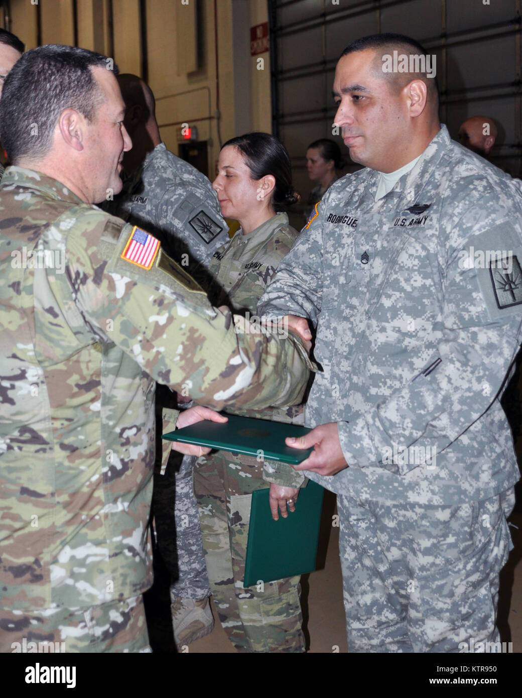 New York Army National Guard Staff Sgt. Raymond Rodriguez der Joint Force Headquarters erhielt Anerkennung, dem 7. Januar für verdienstvollen Leistung während eines Joint Readiness Training Center, am Ft zugeordnet. Polk, La., im Juli 2016. Rodriguez erhielt eine Army Achievement Medal von der New York Army National Guard Oberst Dennis Deeley, die als Support Group Commander für die Ausbildung rotation Unterstützung der 27 Infantry Brigade Combat Team serviert. (U.S. Army National Guard Foto von Sgt. Große Corine Lombardo) Stockfoto