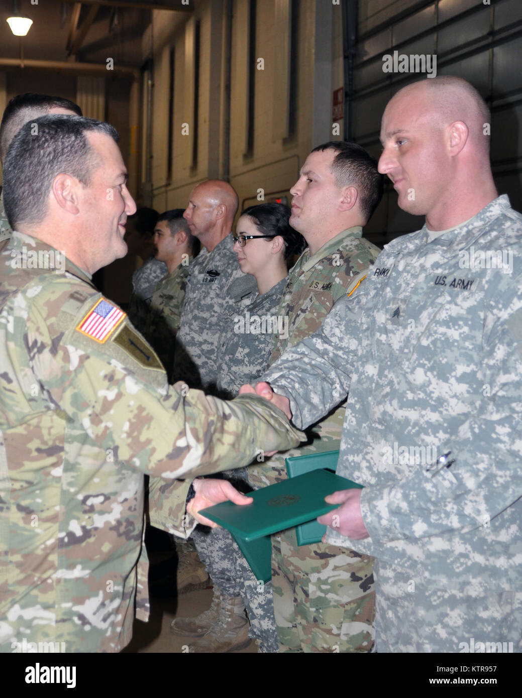 New York Army National Guard Sgt. Nicholas Rankin der Joint Force Headquarters erhielt Anerkennung, dem 7. Januar für verdienstvollen Leistung während eines Joint Readiness Training Center, am Ft zugeordnet. Polk, La., im Juli 2016. Rankin hat eine Armee Achievement Medal von der New York Army National Guard Oberst Dennis Deeley, die als Support Group Commander für die Ausbildung rotation Unterstützung der 27 Infantry Brigade Combat Team serviert. (U.S. Army National Guard Foto von Sgt. Große Corine Lombardo) Stockfoto