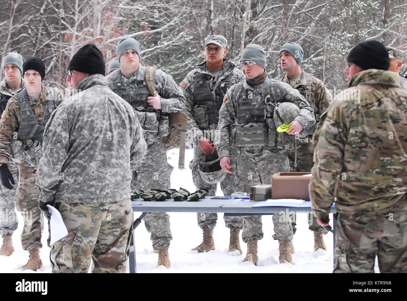 FORT DRUM-Soldaten in der 27 Infantry Brigade Combat Team, New York Army National Guard, der beste Krieger Wettbewerb Wettbewerb vorbereiten ein Land navigation Kurs am Fort Drum, N.Y., Feb.11 zu beginnen. Während des Wettbewerbs, Soldaten wurden auf ihre militärischen Wissen geprüft, körperliche Ausdauer und Soldatentum Fähigkeiten. (U.S. Army National Guard Foto von Sgt. Alexander Rektor) Stockfoto