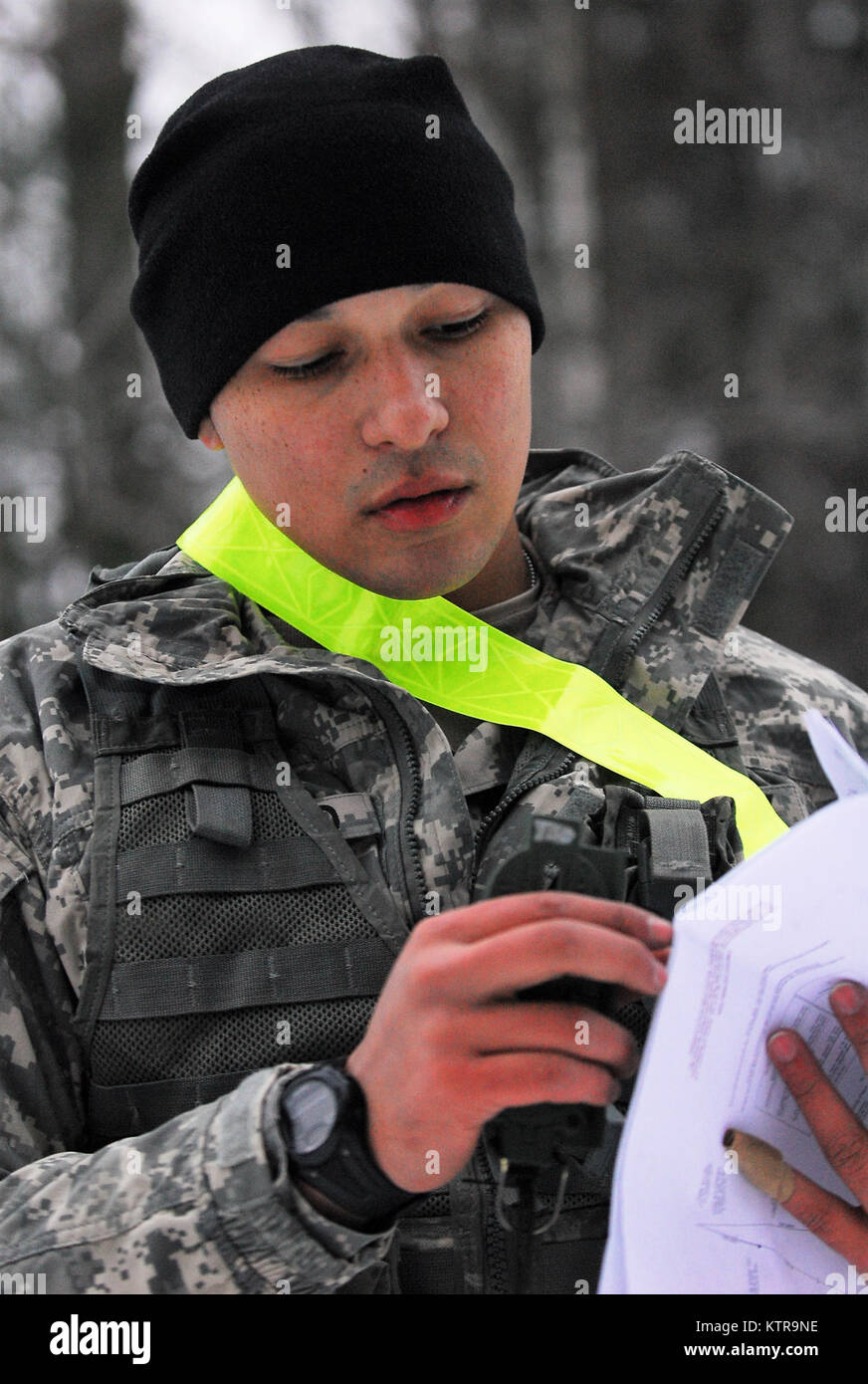 FORT DRUM-Pfc. Jakob Nashlund, die Kavallerie scout Alpha Truppe, 2.Staffel, 101 Cavalry Regiment, 27 Infantry Brigade Combat Team zugewiesen, navigiert ein Land navigation Kurs während der 27 IBCT besten Krieger Wettbewerb am Fort Drum, N.Y., Aug 11. Das Land navigation Kurs war nur eine von vielen Veranstaltungen, die den Teilnehmern körperliche Ausdauer getestet und Soldatentum Fähigkeiten während der dreitägigen Wettbewerb. (U.S. Armee Foto von Sgt. Alexander Rektor) Stockfoto