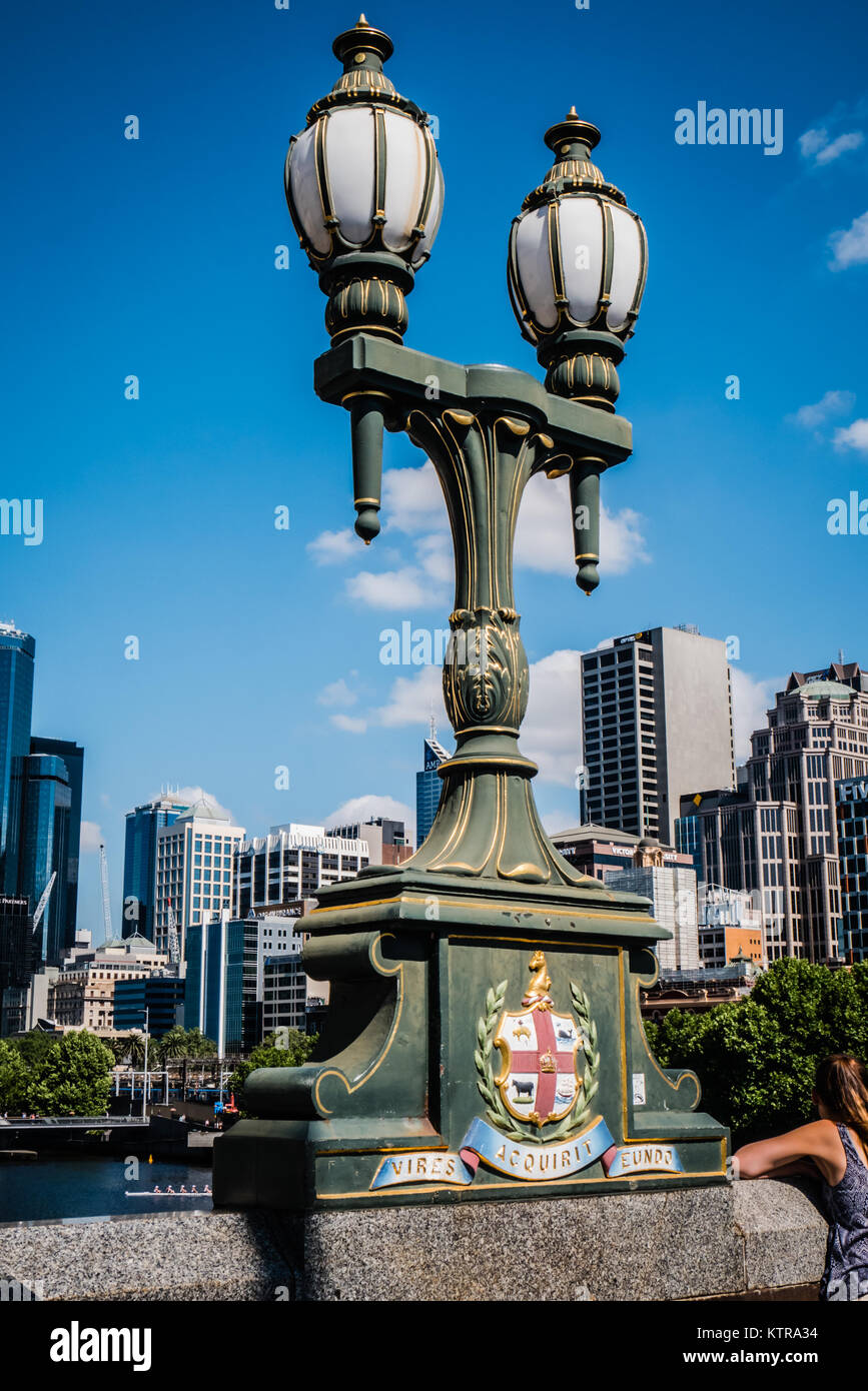 Alte Lampe post auf der Brücke über den Fluss Yarra Melbourne Stockfoto