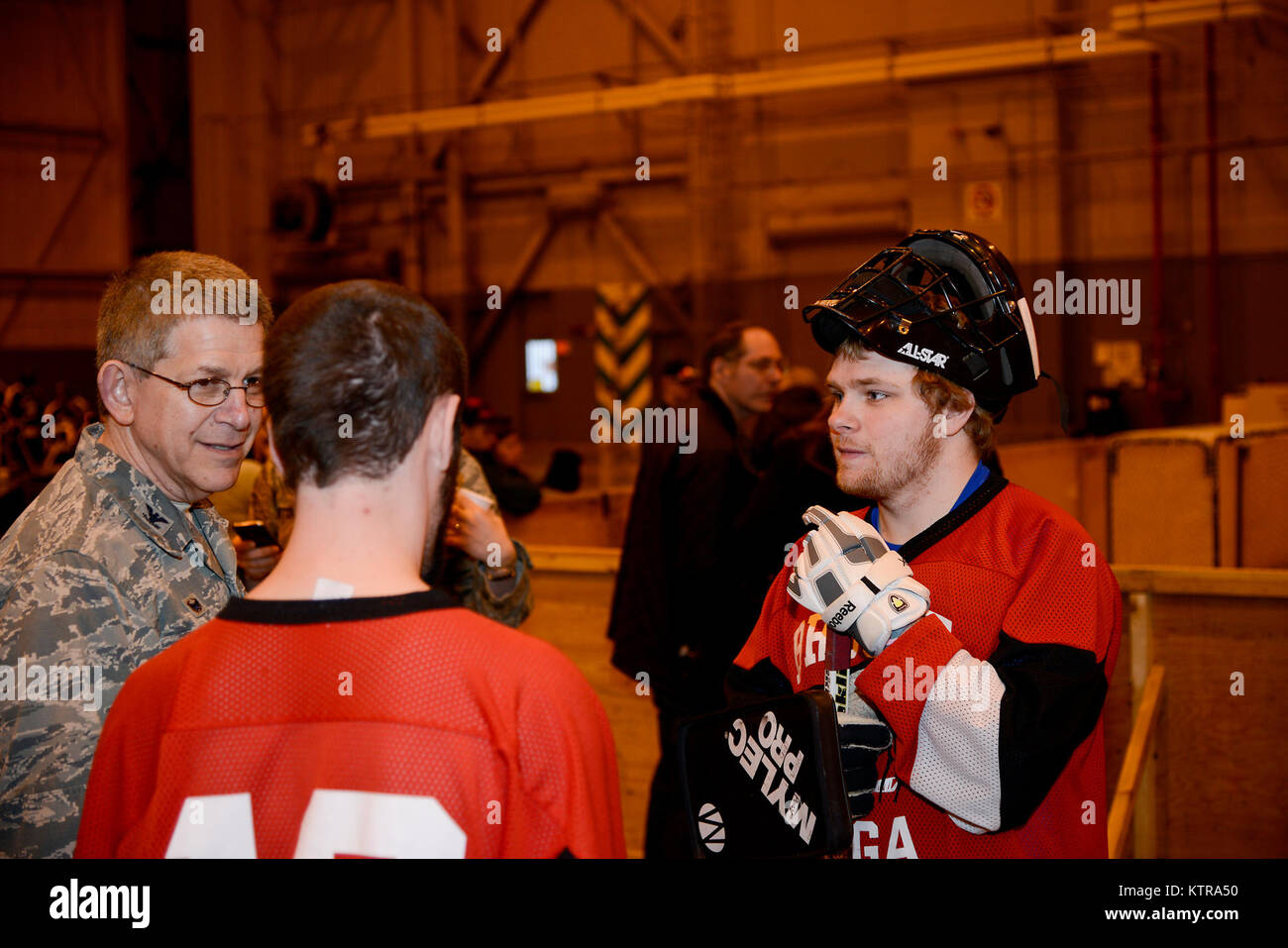 Colonel Howard Wagner, der Kommandant der 105. Airlift Wing, spricht mit den Athleten bei den Special Olympics von New York Stock Hockey Turnier am Stewart Air National Guard Base, Newburgh, New York. Wagner später verteilten Medaillen und Bänder zu den Teams. (U.S. Air Force Foto: Staff Sgt. Julio A. Olivencia jr.) Stockfoto