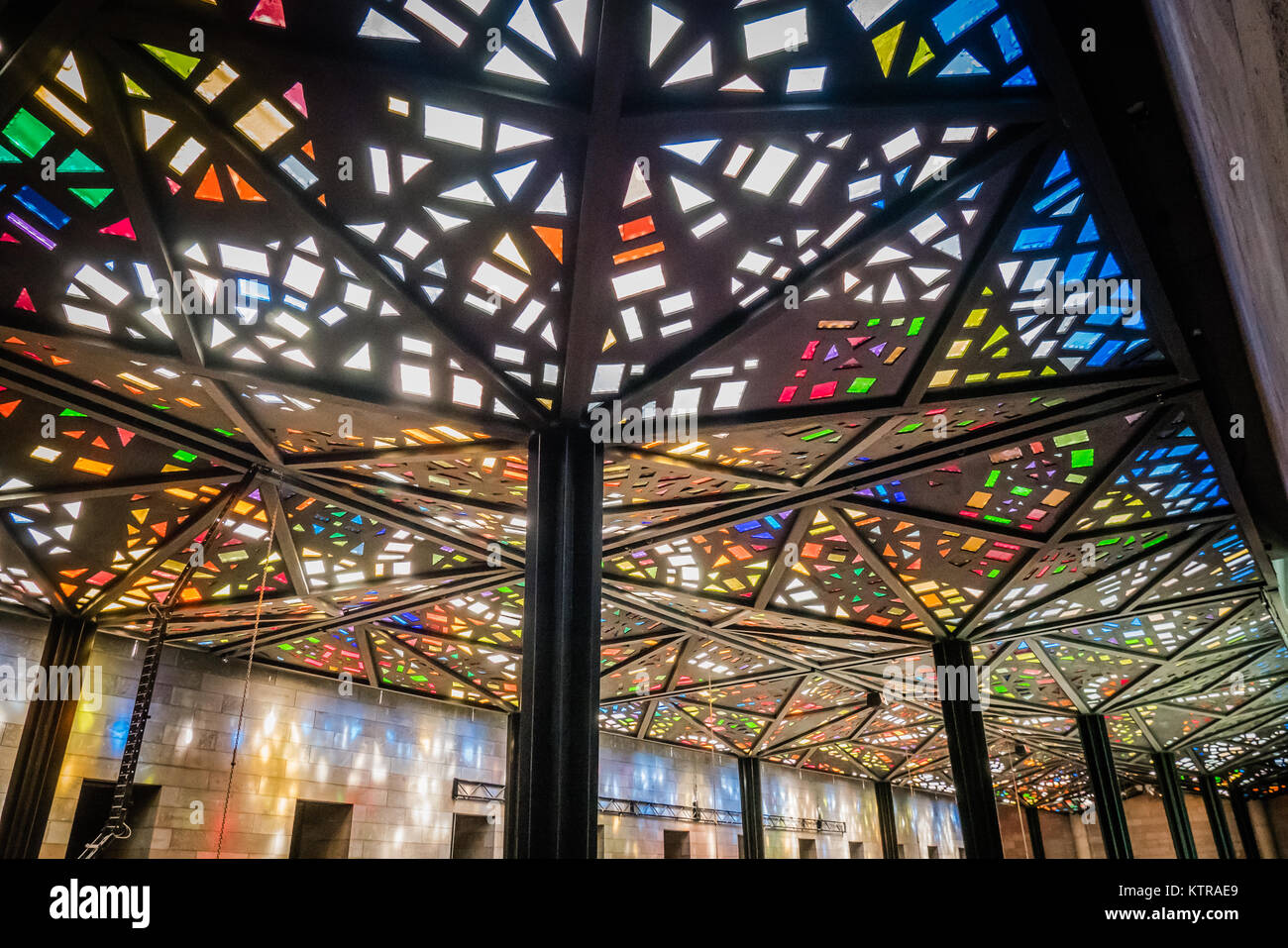 Bunte Glasdecke in der National Gallery von Victoria Melbourne Stockfoto