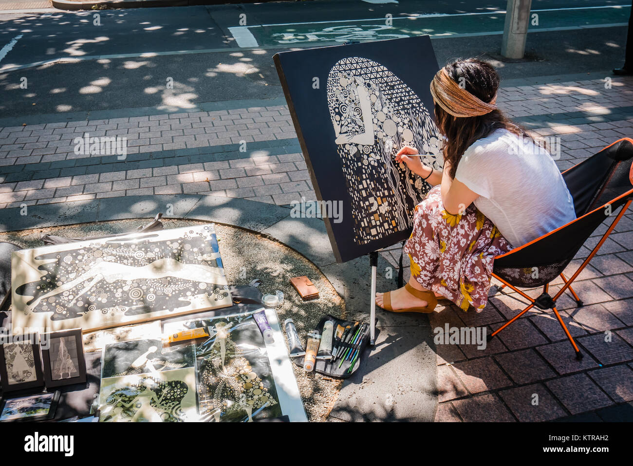 Weibliche street artist Malerei ausserhalb in Melbourne. Stockfoto