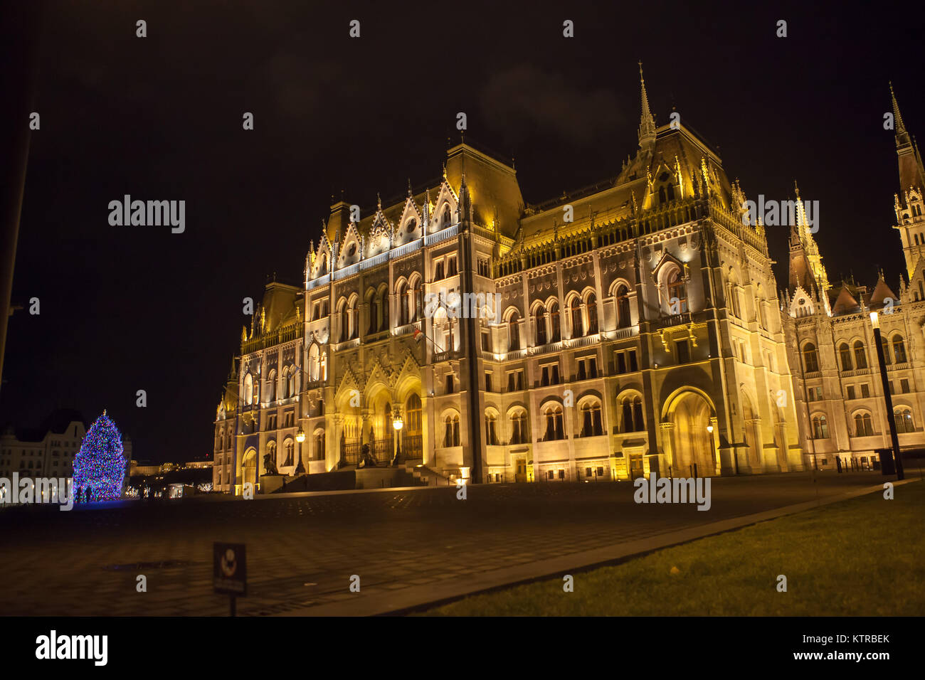 Budapester Parlament bei Nacht, Weihnachten 2017. Die großen blauen Weihnachtsbaum in Kossuth Ter mit Menschen sammeln Stockfoto