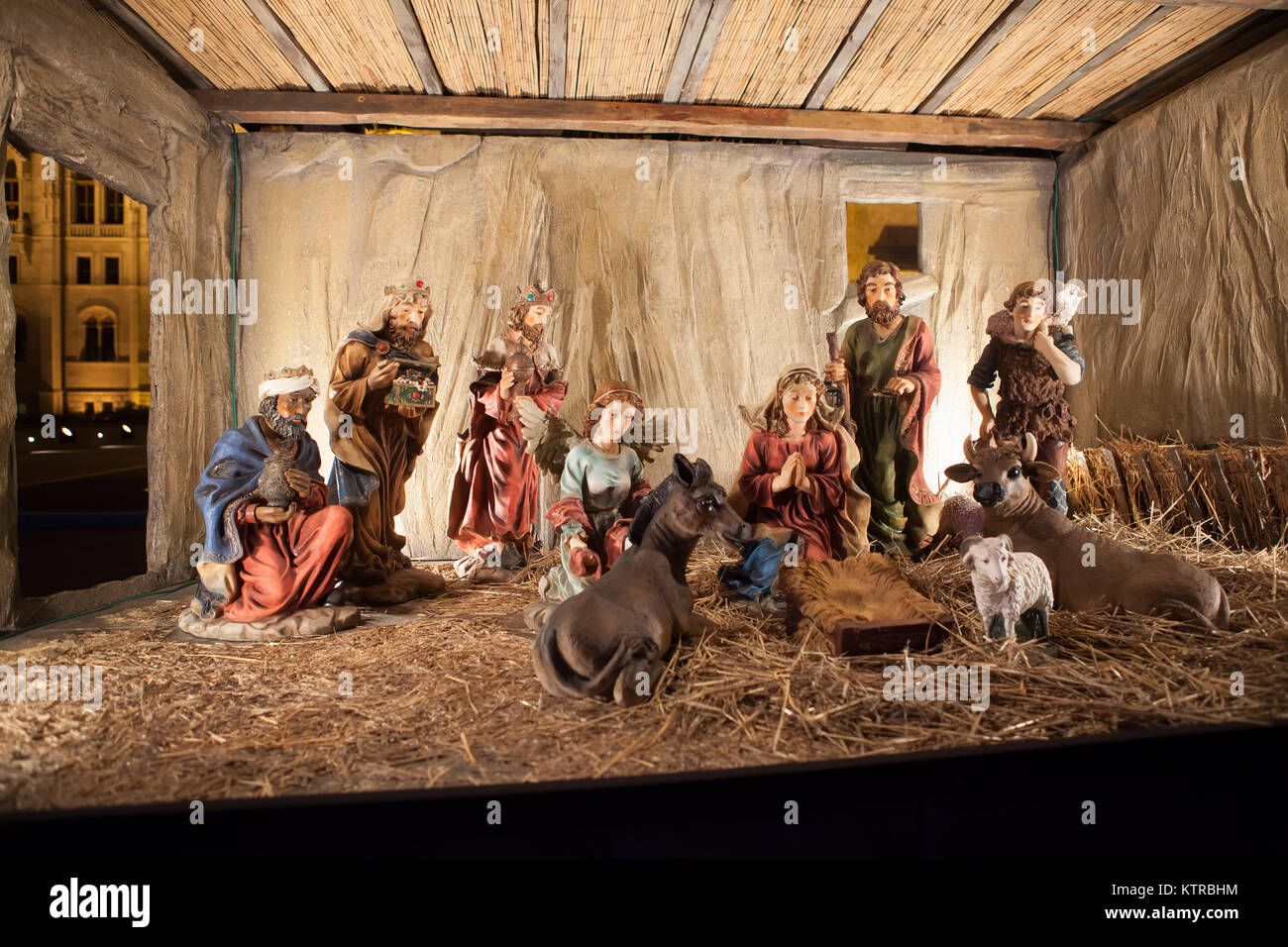 Krippe, außerhalb Ungarisches Parlament, Budapest Weihnachten 2017. Stockfoto
