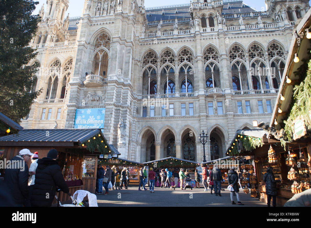 Wiener Rathaus, Weihnachtsmarkt in Rathausplatz Dezember 2017 Stockfoto