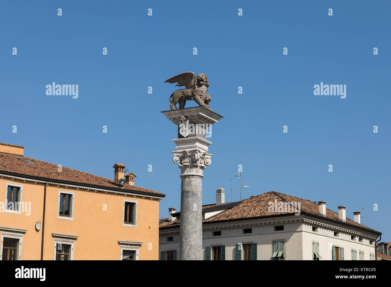 Der geflügelte Löwe von Saint Mark auf der erhabenen Spalte in Udine, Friaul-Julisch Venetien, Italien Stockfoto