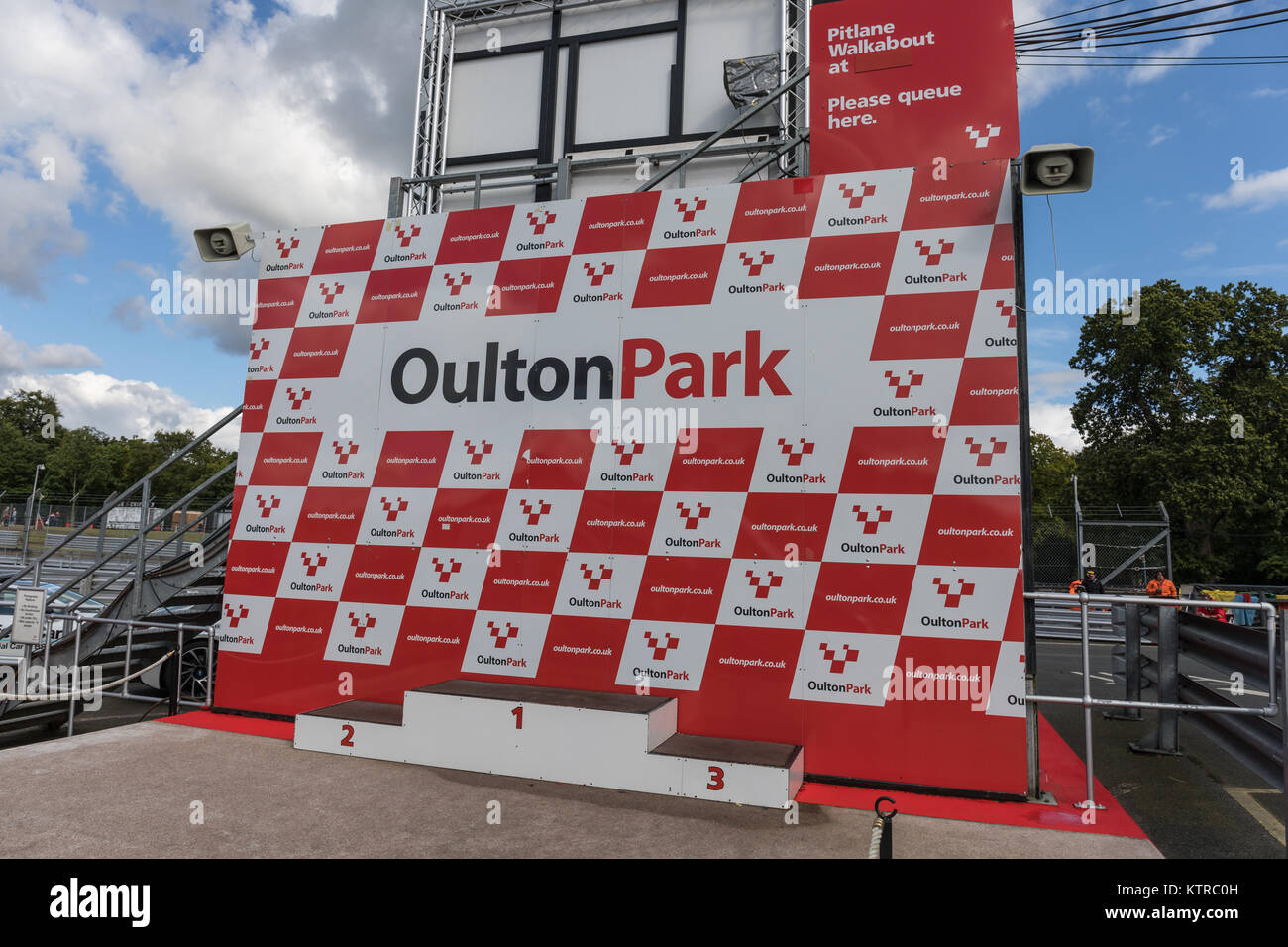 Leere Gewinner Podium am Oulton Park Circuit (Cheshire, Vereinigtes Königreich) Stockfoto