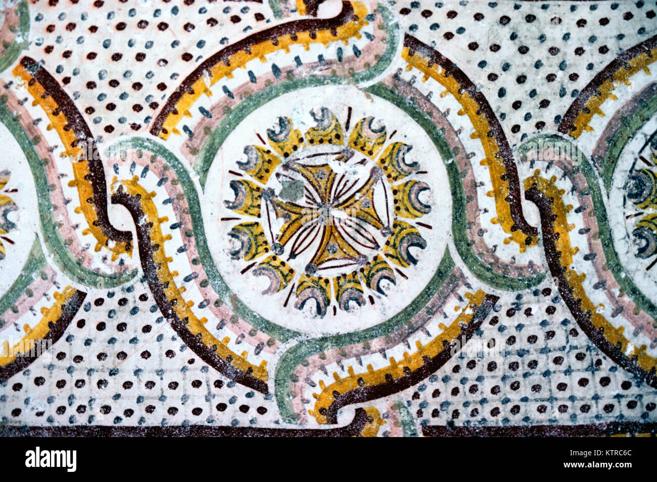 Abstrakte geometrische Design und Byzantinischen Kreuz Fresco oder Wandmalerei in der Kirche von Rock-Cut Seventh-Century Niketas Stylites, Zelve, Kappadokien, Türkei Stockfoto