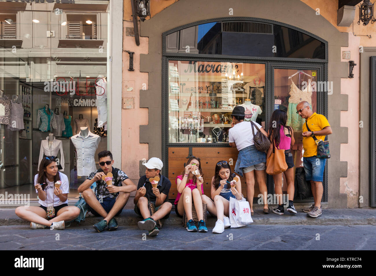 Gruppe von Teenagern Eis essen in Florenz, Italien Stockfoto