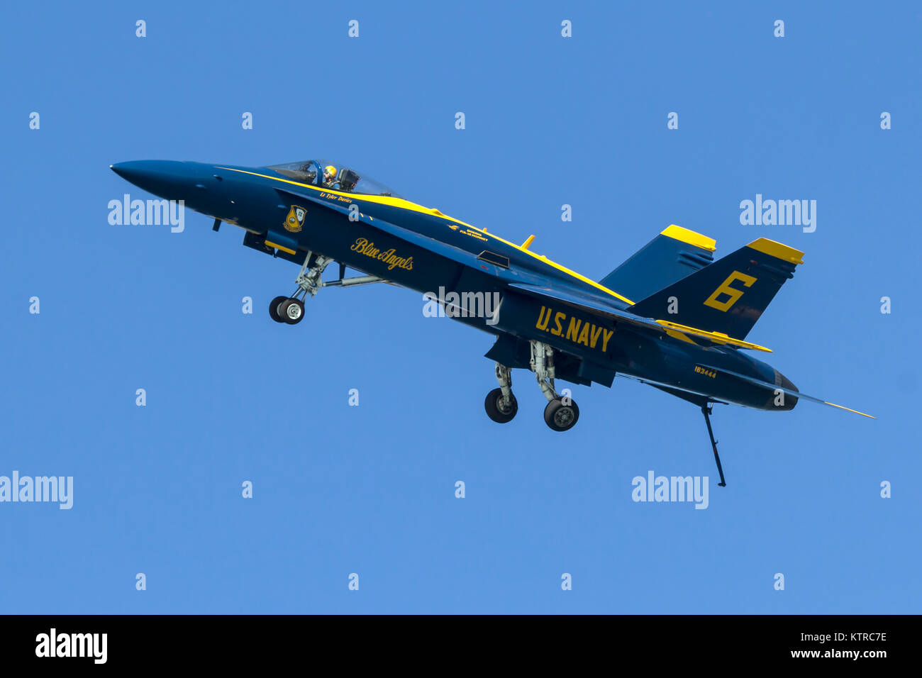 Pilot Leutnant Tyler Davies Piloten der gegnerischen Solo, Blauer Engel 6, in Landekonfiguration. Stockfoto