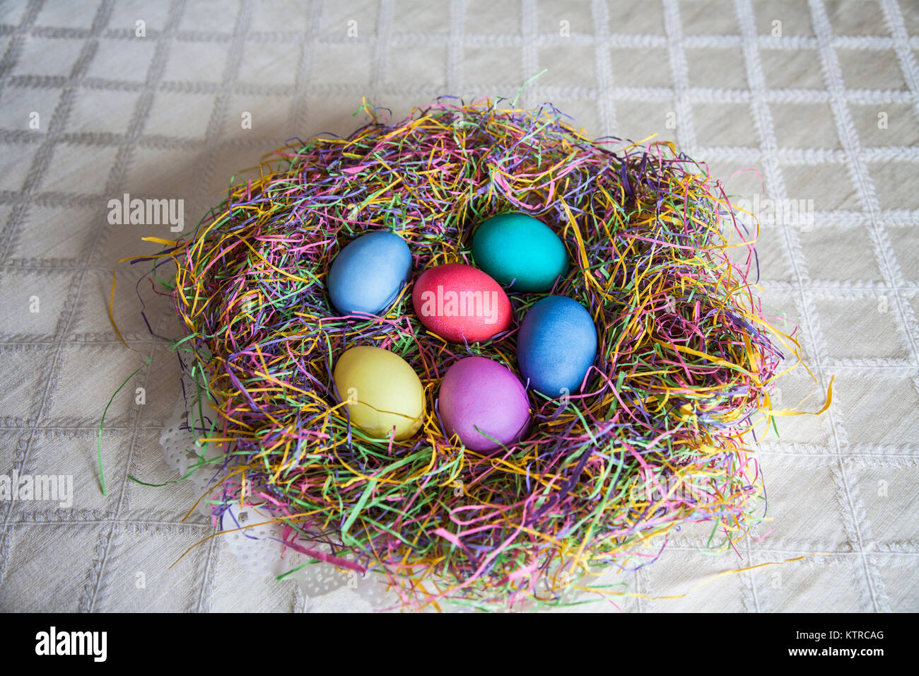 Bunte Ostereier in einem Osterkorb, New Jersey, USA, USA, unkonventioneller Osterkranz mit Haubenkonzept Stockfoto