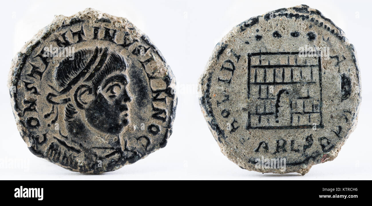 Antike römische Kupfermünze des Kaisers Konstantin II. Stockfoto