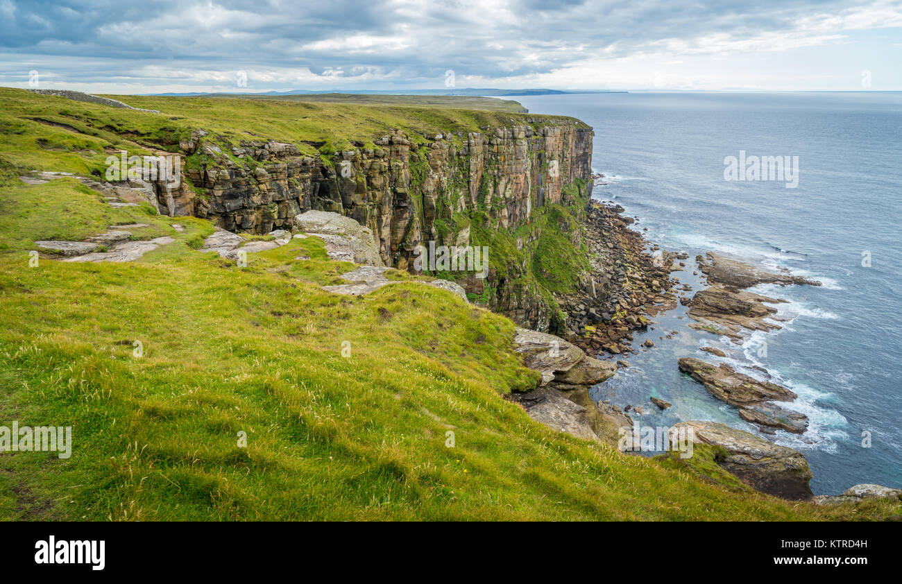 Malerische Klippen in dunnett Kopf, in Caithness, an der Nordküste von Schottland, der nördlichste Punkt des Festlandes von Großbritannien. Stockfoto